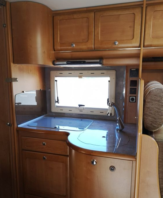 RAPIDO 7099+: Confort, diseño y robustez en una autocaravana seminueva Si buscas una autocaravana de segunda mano que combine diseño, resistencia y comodidad, la Rapido 7099+ es una de las mejores opciones del mercado. Rapido es una de las marcas más valoradas del sector, con acabados de alta calidad y soluciones inteligentes para tu vida en ruta, comparable a referentes como Hymer o Bürstner. Características principales Motor fiable y eficiente: Equipada con el motor Fiat 2.3 MultiJet de 130cv y 6 velocidades, sobre chasis ALKO (mejor que suspensión de ballestas), suspensión con barras de torsión. Un conjunto duro, fácil de mantener y perfecto para largas rutas. Año 2010 y solo 91.000 km: Cuidada y completamente revisada, lista para empezar nuevo viaje. Distribución óptima y amplitud: Destaca una claraboya panorámica en cabina y otra XXL en el salón, aportando mucha luz natural y sensación de espacio. Cuenta con cama francesa y salón convertible, garantizando buenas zonas de descanso para 4 personas. Medidas exteriores: 7,00 metros de largo x 2,90 metros de ancho. Amplio garaje (1,95m x 1,15m x 0,30m), ideal para guardar bicicletas, equipaje o incluso pequeños equipos deportivos. Homologada para 4 plazas: Perfecta para viajes familiares, escapadas o incluso para vivir de forma cómoda durante largas estancias. Garantía y tranquilidad Un año de garantía Precio con IVA, impuesto de matriculación y cambio de titularidad incluidos Revisada al detalle: motor y habitáculo, cambio de aceite y todos los filtros Servicio técnico propio con más de 18 años de experiencia en autocaravanas de ocasión En Autocaravanas Sierra Nevada apostamos por marcas de primera calidad y un servicio profesional respaldado por años de experiencia en el sector. Rapido, Hymer, Bürstner, Pilote, Carthago, Dethleffs… tu próxima aventura te está esperando. ¿Listo para vivir nuevos viajes? Solicita una visita o información sobre la Rapido 7099+ ¡y prepárate para ponerte en marcha! #AutocaravanasOcasión #Rapido7099 #ViajarEnAutocaravana #SierraNevada #FurgonetasCamper #VidaSobreRuedas