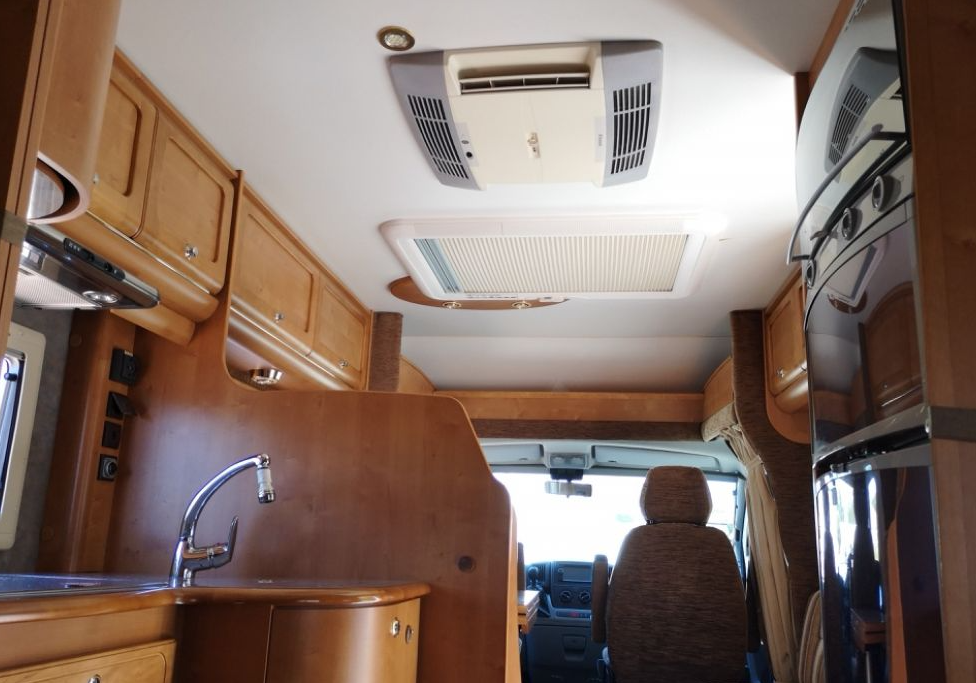 RAPIDO 7099+: Confort, diseño y robustez en una autocaravana seminueva Si buscas una autocaravana de segunda mano que combine diseño, resistencia y comodidad, la Rapido 7099+ es una de las mejores opciones del mercado. Rapido es una de las marcas más valoradas del sector, con acabados de alta calidad y soluciones inteligentes para tu vida en ruta, comparable a referentes como Hymer o Bürstner. Características principales Motor fiable y eficiente: Equipada con el motor Fiat 2.3 MultiJet de 130cv y 6 velocidades, sobre chasis ALKO (mejor que suspensión de ballestas), suspensión con barras de torsión. Un conjunto duro, fácil de mantener y perfecto para largas rutas. Año 2010 y solo 91.000 km: Cuidada y completamente revisada, lista para empezar nuevo viaje. Distribución óptima y amplitud: Destaca una claraboya panorámica en cabina y otra XXL en el salón, aportando mucha luz natural y sensación de espacio. Cuenta con cama francesa y salón convertible, garantizando buenas zonas de descanso para 4 personas. Medidas exteriores: 7,00 metros de largo x 2,90 metros de ancho. Amplio garaje (1,95m x 1,15m x 0,30m), ideal para guardar bicicletas, equipaje o incluso pequeños equipos deportivos. Homologada para 4 plazas: Perfecta para viajes familiares, escapadas o incluso para vivir de forma cómoda durante largas estancias. Garantía y tranquilidad Un año de garantía Precio con IVA, impuesto de matriculación y cambio de titularidad incluidos Revisada al detalle: motor y habitáculo, cambio de aceite y todos los filtros Servicio técnico propio con más de 18 años de experiencia en autocaravanas de ocasión En Autocaravanas Sierra Nevada apostamos por marcas de primera calidad y un servicio profesional respaldado por años de experiencia en el sector. Rapido, Hymer, Bürstner, Pilote, Carthago, Dethleffs… tu próxima aventura te está esperando. ¿Listo para vivir nuevos viajes? Solicita una visita o información sobre la Rapido 7099+ ¡y prepárate para ponerte en marcha! #AutocaravanasOcasión #Rapido7099 #ViajarEnAutocaravana #SierraNevada #FurgonetasCamper #VidaSobreRuedas