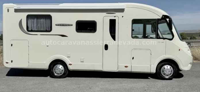 Autocaravana integral FLEURETTE, modelo Florium Landcaster 71. Fleurette es la marca francesa de autocaravanas de alta gama por excelencia, destaca por su elegancia, robustez y calidad de acabado. Con motor Fiat Ducato 2.3 MultiJet 130cv y6 velocidades, super potente, robusto, fiable. Año 2013 con tan solo 59.000km, un vehículo muy cuidado, con poco uso, de un solo propietario.Chasis ALKO y *suspensión con barras de torsión (mejor que la suspensión de ballestas) y con gran espacio de almacenamiento en el doble suelo. Con 4 plazas homologadas para viajar y dormir. Cama Isla en la parte trasera con grande huecos de almacenaje, este tipo de cama tambiénleproporciona una gran comodidad en todos los aspectos, tanto al hacerla como acostarse por ambos lados e incluso no molestar al otro al levantarse, además de conseguir un diseño muy selecto y cotizado en su interior, y Cama doble colgante sobre la cabina. .Fleurette le invita a un ambiente interior acogedor, combinando encanto, elegancia y refinamiento a la francesa. Una gran autocaravana muy amplia ideal para largos viajes dadas sus medidas: (7,00m x 3,00m). Dispone de una Gran bodega con doble puerta: (2,15m x 1,00m x 0,80m) REF.E25/58 Te damos un año de garantía. El precio incluye IVA, Imp. Matriculación y cambio de titular. Completamente revisada de interior y motor, con cambio de aceite y todos los filtros. Autocaravanas de Sierra Nevada, con técnicos y personal cualificado con más de dieciocho años de experiencia en el sector de autocaravanas de ocasión y semi nuevas. Especialistas marcas de primera calidad: Hymer, Rapido, Bürstner, Pilote Eura Mobil, Carthago, Dethleffs, Fleurette, Knaus, Bavaria, Itineo, Roller Team, Challenger…