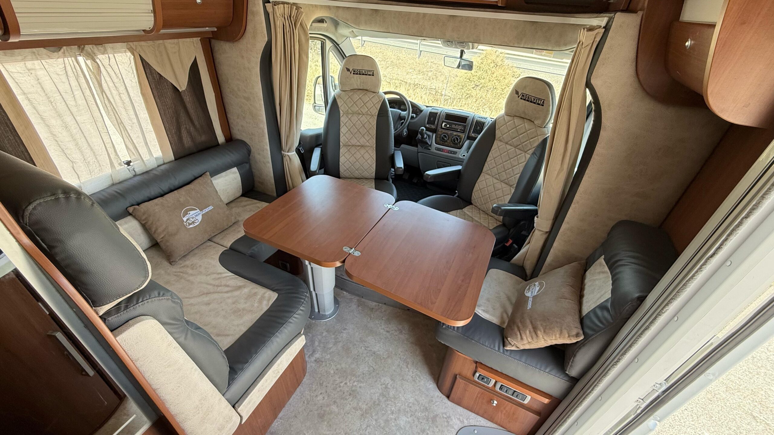 ✨ ¿Pensando en tu próxima aventura? Descubre las mejores marcas de autocaravanas de ocasión en España✨ Elegir bien tu autocaravana de segunda mano es la clave para disfrutar la libertad de viajar a tu ritmo y sentirte como en casa, ¡donde quieras! En Elektro Caravans te asesoramos para que encuentres el modelo perfecto según tus gustos, familia, necesidades y presupuesto. ¿Qué marcas destacan en autocaravanas de ocasión? Hymer: Reconocida por su durabilidad, comodidad y acabados premium. Adria: Versátiles y funcionales, ideales para familias y parejas viajeras. Bürstner: Gran equipamiento interior, diseño moderno y excelente comodidad. Benimar: Fabricación española, buenas prestaciones y gran relación calidad-precio. Laika: Inspiración italiana, acabados de lujo y espacios bien aprovechados. Dethleffs: Referente histórico, coches robustos y pensados para grandes trayectos. Rapido: Estilo francés, prácticos y de fácil conducción, ideales para rutas largas. Carado: Opción moderna y económica para los que empiezan en el mundo caravaning. ¿Cómo elegir la mejor para ti? Define tus necesidades: ¿Viajas en familia, en pareja, solo? ¿Prefieres amplitud o facilidad de manejo? Piensa en el destino: No es lo mismo recorrer Europa que escaparte a la naturaleza algunos fines de semana. Revisa siempre el historial del vehículo y apuesta por concesionarios especializados que te den garantías, como Elektro Caravans. Si sueñas con rutas infinitas y experiencias a medida, elige una autocaravana de ocasión de confianza y lánzate a la carretera. 🔎 Descubre modelos y asesoramiento personalizado en www.elektrocaravans.com #autocaravanas #viajarencaravana #caravaning #segundamano #hymer #adria #benimar #bürstner #dethleffs #rapido #carado #aventura #vanlife #ElectroCaravans