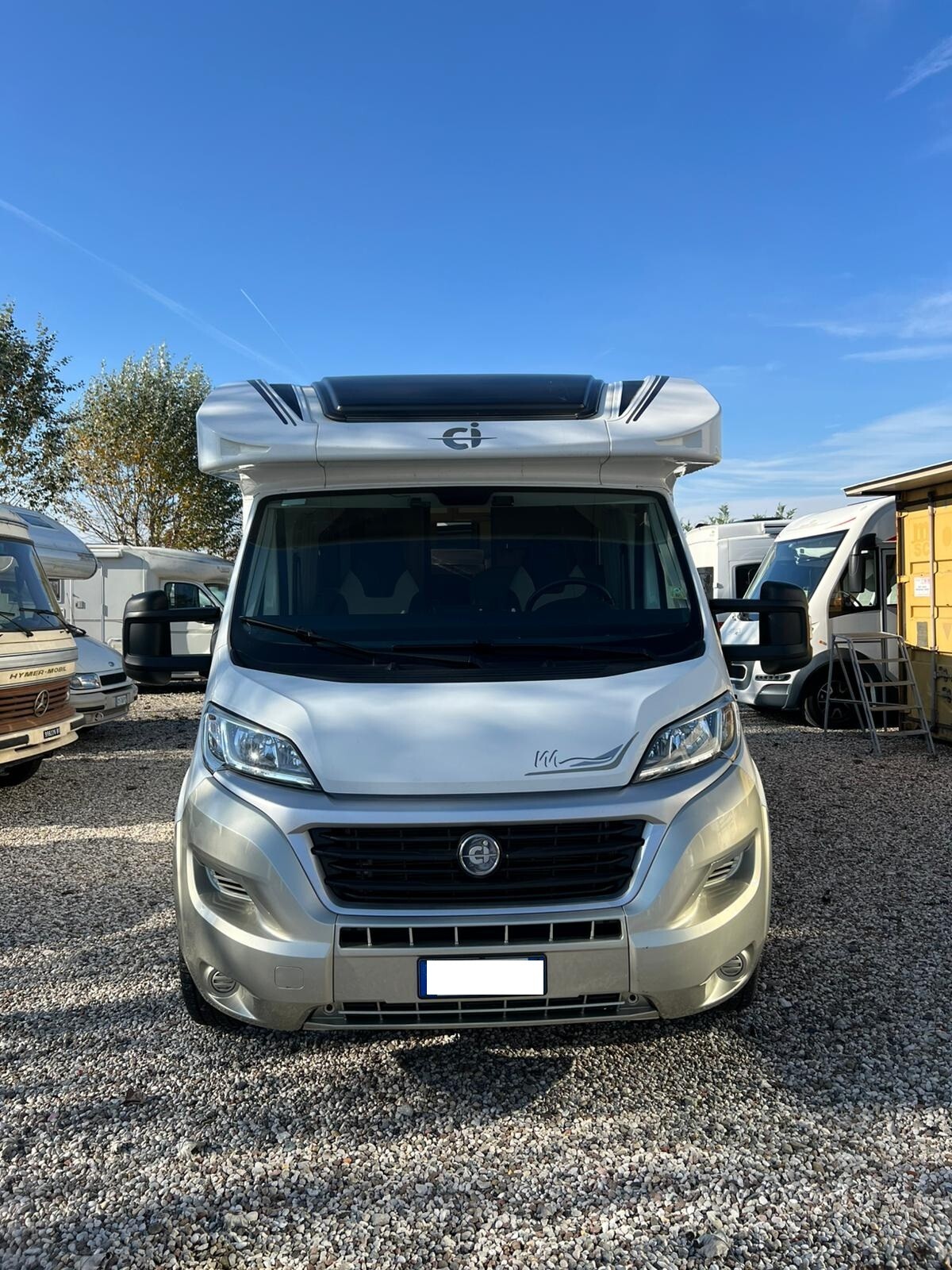 RAPIDO 7090+ En Autocaravanas Sierra Nevada llevamos más de 20 años ayudando a nuestros clientes a cumplir el sueño de viajar con libertad. Nacimos en 2004 con una idea clara: ofrecer autocaravanas de segunda mano en estado impecable, seleccionadas con exigencia y revisadas con el máximo detalle. Cada vehículo pasa por una revisión exhaustiva de más de 30 puntos, realizada por técnicos especializados que garantizan su perfecto funcionamiento. Cada vehículo es revisado y reacondicionado a fondo, cuidando cada detalle para que luzca, funcione y se sienta como nuevo, preparado para ofrecer años de fiabilidad y disfrute. Para más información o precio 💵 consulté en nuestra web https://autocaravanassierranevada.com/ o haga click 👉🖱️ en nuestro enlace ⬇️👇 https://autocaravanassierranevada.com/listings/mc-louis-nevis-880-25-99/ ¿Quieres pagar a plazos? Llama y te informamos sin compromiso 📞617 79 57 19 📞687 85 35 11 EQUIPAMIENTO Y EXTRAS 👇 MOTOR: FIAT DUCATO 2.3 MULTIJET 130cv AÑO: 2011 KM: 97.000 Medidas exteriores: 7,30m x 2,70m Plazas: 4 -Medida maletero con doble acceso: (2,20m x 1,10m x 0,90m) -Camas (Isla/Salón convertible) -Chasis ALKO -Aire acondicionado de motor -Airbags (conductor) - Cierre centralizado -Espejos eléctricos -Equipo multimedia -Cámara de visión trasera -Asientos giratorios -Oscurecedores REMIS en cabina completa - Mosquiteras en ventanas, claraboyas y puerta principal -Ventana PRACTICABLE con mosquitera en puerta principal -Claraboyas transparentes y claraboya panorámica XXL en cabina -Frigo DOMETIC (220v, Gas, 12v, Auto) 150 L capacidad -Horno gas -Extractor de humos -Ducha con mampara separada de aseo -Batería de 95ah -Placa solar de 100w -Calefacción Truma Combi - Escalón doble peldaño integrado -Toldo POSTOR de 4m - 6 cierre de seguridad -Baca de aluminio -Neumáticos reforzados especial camper