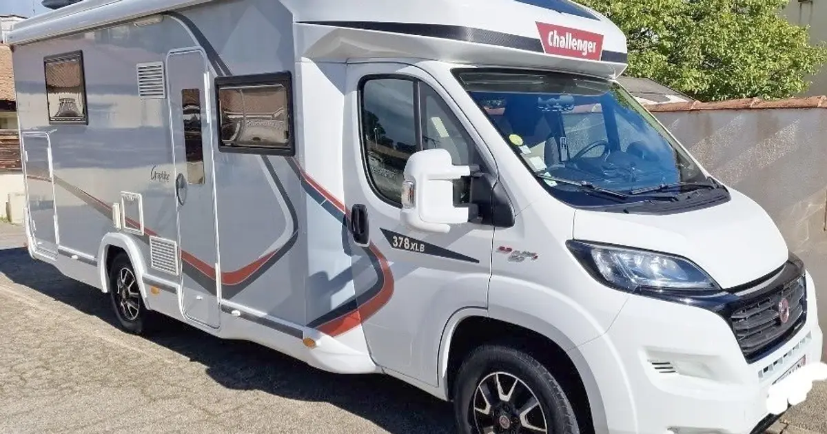 25/89 AUTOCARAVANA PERFILADA CHALLENGER GRAPHITE EDITION 119 EB Autocaravanas Sierra Nevada empresa con más de 20 años de experiencia en el sector de venta de ocasión os ofrece esta magnífica casa rodante.🗣️👉 Para más información o precio 💵 consulté en nuestra página web www.autocaravanassierranevada.com ➡️🌐💻 o haga click👉🖱️ en nuestro enlace ⬇️👇 https://autocaravanassierranevada.com/listings/challenger-graphite-edition-119-eb-ref-25-89/ ¿Quieres pagar a plazos? Llama y te informamos sin compromiso 📞617 79 57 19 📞687 85 35 11 EQUIPAMIENTO Y EXTRAS 👇 PERFILADA CHALLENGER GRAPHITE EDITION 119 EB MOTOR: FIAT DUCATO 2.3 MULTIJET 130cv AÑO: 2013 KM: 66.000 Medidas exteriores: 7,30m x 3,00m Plazas: 4 Extras y Equipamiento: * Medida maletero con doble acceso: (2,15m x 1,40m x 1,20m) * Camas (Isla elevable /Colgante en Salón) - Aire acondicionado de motor - AirBag(conductor y copiloto) - Velocidad de Crucero - Cierre Centralizado - Espejos eléctricos - Elevalunas eléctricos - Radio Original Fiat - Sensor de aparcamiento - Asientos Giratorios - Oscurecedores REMIS en cabina completa - Mosquiteras en ventanas, claraboyas - Claraboyas transparentes y Claraboya panorámica xxl en cabina - Frigo DOMETIC (220v, Gas, 12v, Auto) 190L capacidad - Ducha con mampara separada de aseo - Batería de 95ah. - Placa solar de 100w - Calefacción WEBASTO a gasoil - TV 12.(TDT-HDMI-USB-DVD) - Escalón doble peldaño integrado - Toldo TRISTOR de 4m. - Portabicis para 2 - Neumáticos reforzados especial camper www.autocaravanassierranevada.com #autocaravanasgranada #autocaravanaocasion #autocaravanasdeocasion