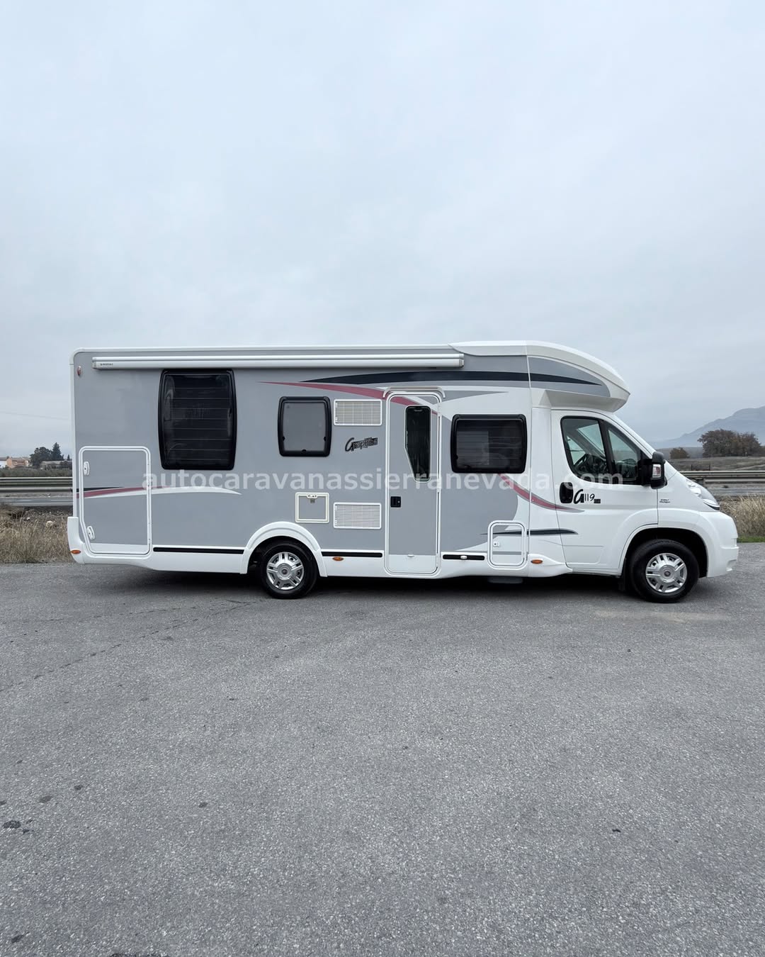 25/89 AUTOCARAVANA PERFILADA CHALLENGER GRAPHITE EDITION 119 EB

Autocaravanas Sierra Nevada empresa con más de 20 años de experiencia en el sector de venta de ocasión os ofrece esta magnífica casa rodante.🗣️👉 Para más información o precio 💵 consulté en nuestra página web

www.autocaravanassierranevada.com

➡️🌐💻 o haga click👉🖱️ en nuestro enlace ⬇️👇

https://autocaravanassierranevada.com/listings/challenger-graphite-edition-119-eb-ref-25-89/

¿Quieres pagar a plazos?
Llama y te informamos sin compromiso

📞617 79 57 19
📞687 85 35 11

EQUIPAMIENTO Y EXTRAS 👇

PERFILADA CHALLENGER GRAPHITE EDITION 119 EB

MOTOR: FIAT DUCATO 2.3 MULTIJET 130cv
AÑO: 2013
KM: 66.000
Medidas exteriores: 7,30m x 3,00m
Plazas: 4

Extras y Equipamiento:

* Medida maletero con doble acceso: (2,15m x 1,40m x 1,20m)
* Camas (Isla elevable /Colgante en Salón)

- Aire acondicionado de motor
- AirBag(conductor y copiloto)
- Velocidad de Crucero
- Cierre Centralizado
- Espejos eléctricos
- Elevalunas eléctricos
- Radio Original Fiat
- Sensor de aparcamiento
- Asientos Giratorios
- Oscurecedores REMIS en cabina completa
- Mosquiteras en ventanas, claraboyas
- Claraboyas transparentes y Claraboya panorámica xxl en cabina
- Frigo DOMETIC (220v, Gas, 12v, Auto) 190L capacidad
- Ducha con mampara separada de aseo
- Batería de 95ah.
- Placa solar de 100w
- Calefacción WEBASTO a gasoil
- TV 12.(TDT-HDMI-USB-DVD)
- Escalón doble peldaño integrado
- Toldo TRISTOR de 4m.
- Portabicis para 2
- Neumáticos reforzados especial camper

www.autocaravanassierranevada.com

#autocaravanasgranada
#autocaravanaocasion
#autocaravanasdeocasion
#ventaautocaravana
#compraautocaravana
#autocaravanabarata
#caravaningandalucia
#autocaravanasur
#granadaturismo
#granadaocasion
#andaluciavanlife
#vanlife
#camperlife
#motorhome
#campervan
#viajarenautocaravana
#caravaninglife
#aventuraenruta
#viajeslibres
#escapadarural
#naturalezaylibertad
#viajarporelmundo
#rutavanlife
#descubreespaña