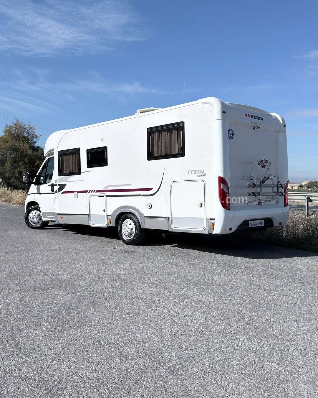 Autocaravanas Sierra Nevada empresa con más de 20 años de experiencia en el sector de venta de ocasión os ofrece esta magnífica casa rodante.🗣️👉 Para más información o precio 💵 consulté en nuestra página web www.autocaravanassierranevada.com ➡️🌐💻 o haga click👉🖱️ en nuestro enlace ⬇️👇 https://autocaravanassierranevada.com/listings/adria-coral-s690sc/ ¿Quieres pagar a plazos? Llama y te informamos sin compromiso 📞617795719 📞621251555 EQUIPAMIENTO Y EXTRAS 👇 MOTOR: Fiat Ducato 2.3 Multijet 130cv AÑO: 2011 KM: 105.000 Medidas exteriores: 7,30m x 2,70m Plazas viajar: 5 Plazas dormir: 3 * Medida maletero con doble portón: (2,20m x 1,05m x 0,90m) * Camas (Isla/Salón Convertible) * Suspensión Neumática Extras y Equipamiento: - Aire acondicionado(de motor) - AirBag(conductor y copiloto) - Velocidad de Crucero - Cierre centralizado(en cabina) - Espejos eléctricos - Elevalunas eléctricos - Radio (USB-MP3-BT-AUX) - Asientos giratorios - Oscurecedores REMIS en cabina completa - Mosquiteras en ventanas y claraboyas - Claraboyas transparentes y Claraboya panorámica xxl en cabina - Frigo DOMETIC (220v, Gas, 12v, Auto) 160L capacidad - Horno - Extractor de humos - Ducha con mampara separada de aseo - Baterías de 100ah. - Placa solar de 100w. - Calefacción Truma Combi - Tv 12v. (TDT-HDMI-USB-DVD) - Escalón de doble peldaño integrado - Toldo FIAMMA de 4m. - Patas estabilizadoras - Portabicis FIAMMA para 2 - Neumáticos reforzados marca CONTINENTAL especial camper #autocaravanasgranada #autocaravanaocasion #autocaravanasdeocasion #ventaautocaravana #compraautocaravana #autocaravanabarata #caravaningandalucia #autocaravanasur #granadaturismo #granadaocasion #andaluciavanlife #vanlife #camperlife #motorhome #campervan #viajarenautocaravana #caravaninglife #aventuraenruta #viajeslibres #escapadarural #naturalezaylibertad #viajarporelmundo #rutavanlife #descubreespaña #autocaravanaspain