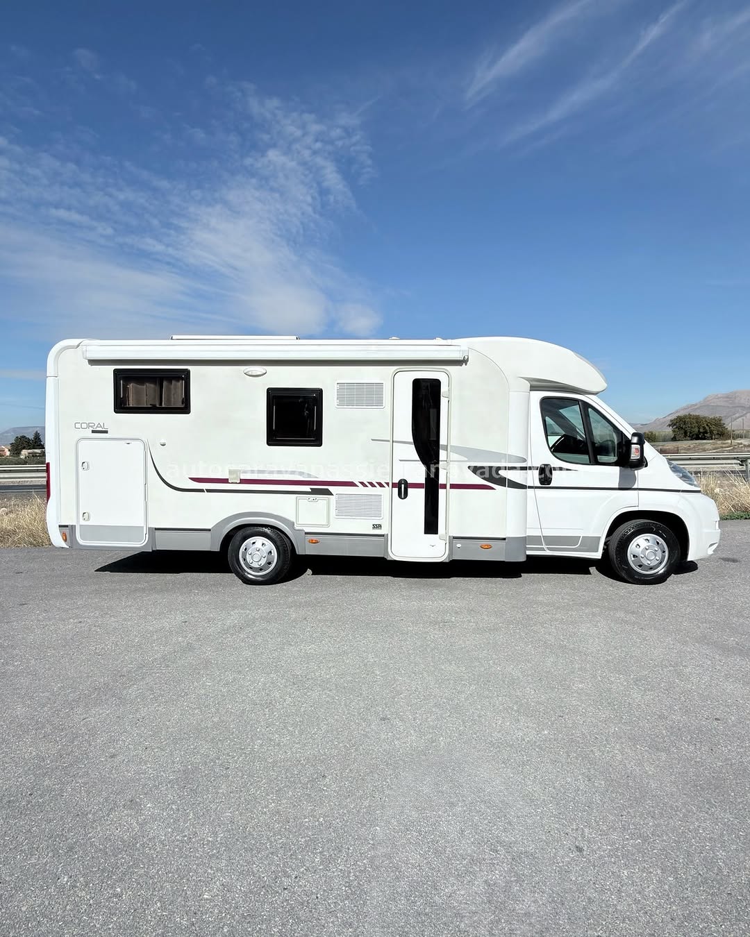 ADRIA CORAL S690SC Autocaravanas Sierra Nevada empresa con más de 20 años de experiencia en el sector de venta de ocasión os ofrece esta magnífica casa rodante.🗣️👉 Para más información o precio 💵 consulté en nuestra página web www.autocaravanassierranevada.com ➡️🌐💻 o haga click👉🖱️ en nuestro enlace ⬇️👇 https://autocaravanassierranevada.com/listings/adria-coral-s690sc/ ¿Quieres pagar a plazos? Llama y te informamos sin compromiso 📞617795719 📞621251555 EQUIPAMIENTO Y EXTRAS 👇 MOTOR: Fiat Ducato 2.3 Multijet 130cv AÑO: 2011 KM: 105.000 Medidas exteriores: 7,30m x 2,70m Plazas viajar: 5 Plazas dormir: 3 * Medida maletero con doble portón: (2,20m x 1,05m x 0,90m) * Camas (Isla/Salón Convertible) * Suspensión Neumática Extras y Equipamiento: - Aire acondicionado(de motor) - AirBag(conductor y copiloto) - Velocidad de Crucero - Cierre centralizado(en cabina) - Espejos eléctricos - Elevalunas eléctricos - Radio (USB-MP3-BT-AUX) - Asientos giratorios - Oscurecedores REMIS en cabina completa - Mosquiteras en ventanas y claraboyas - Claraboyas transparentes y Claraboya panorámica xxl en cabina - Frigo DOMETIC (220v, Gas, 12v, Auto) 160L capacidad - Horno - Extractor de humos - Ducha con mampara separada de aseo - Baterías de 100ah. - Placa solar de 100w. - Calefacción Truma Combi - Tv 12v. (TDT-HDMI-USB-DVD) - Escalón de doble peldaño integrado - Toldo FIAMMA de 4m. - Patas estabilizadoras - Portabicis FIAMMA para 2 - Neumáticos reforzados marca CONTINENTAL especial camper #autocaravanasgranada #autocaravanaocasion #autocaravanasdeocasion #ventaautocaravana #compraautocaravana #autocaravanabarata #caravaningandalucia #autocaravanasur #granadaturismo #granadaocasion #andaluciavanlife #vanlife #camperlife #motorhome #campervan #viajarenautocaravana #caravaninglife #aventuraenruta #viajeslibres #escapadarural #naturalezaylibertad #viajarporelmundo #rutavanlife #descubreespaña #autocaravanaspain