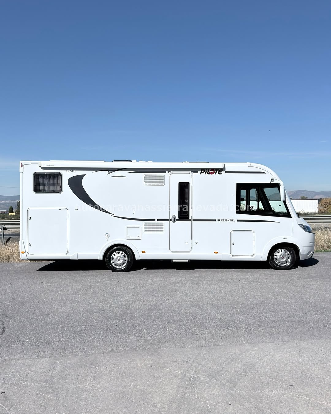 PILOTE ESSENTIEL G740 Autocaravanas Sierra Nevada empresa con más de 20 años de experiencia en el sector de venta de ocasión os ofrece esta magnífica casa rodante.🗣️👉 Para más información o precio 💵 consulté en nuestra página web www.autocaravanassierranevada.com ➡️🌐💻 o haga click👉🖱️ en nuestro enlace ⬇️👇 https://autocaravanassierranevada.com/listings/pilote-g740/ ¿Quieres pagar a plazos? Llama y te informamos sin compromiso 📞617795719 📞621251555 EQUIPAMIENTO Y EXTRAS 👇 TIPO DE VEHICULO: AUTOCARAVANA INTEGRAL Motor: Fiat Ducato 2.3 MultiJet 130cv AÑO: 2017 KM: 98.000 Medidas exteriores: 7,40m x 3,00m Plazas viajar: 4 Plazas dormir: 4 * Medida Garaje con doble portón XXL : (2,20m x 1,40m x 1,20m) * Camas (Gemelas Ampliables / Colgante en cabina) Extras y Equipamiento: - Aire acondicionado(de motor) - AirBag (conductor y copiloto) - Velocidad de Crucero - Cierre centralizado - Elevalunas eléctricos (sólo conductor) - Radio (CD-MP3-AUX-BT) - Cámara de visión trasera - Asientos giratorios - Oscurecedores REMIS en cabina completa - Mosquiteras en ventanas, claraboyas y puerta principal - Claraboyas transparentes y Claraboya xxl en salón - Frigo DOMETIC (220v, Gas, 12v, Auto) 160L capacidad - Ducha con mampara separada de aseo - Batería de 100ah. - Placa solar de 100w. - Calefacción Truma Inet Ready - Tv 12v. (TDT-HDMI-USB) - Escalón eléctrico de aluminio - Toldo THULE de 4m. - Ducha exterior - Neumáticos reforzados especial camper #autocaravanasgranada #autocaravanaocasion #autocaravanasdeocasion #ventaautocaravana #compraautocaravana #autocaravanabarata #caravaningandalucia #autocaravanasur #granadaturismo #granadaocasion #andaluciavanlife #vanlife #camperlife #motorhome #campervan #viajarenautocaravana #caravaninglife #aventuraenruta #viajeslibres #escapadarural #naturalezaylibertad #viajarporelmundo #rutavanlife #descubreespaña #autocaravanaspain