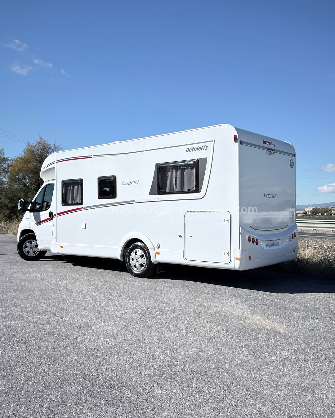 PERFILADA DETHLEFFS TREND 7057 DBM Autocaravanas Sierra Nevada empresa con más de 20 años de experiencia en el sector de venta de ocasión os ofrece esta magnífica casa rodante.🗣️👉 Para más información o precio 💵 consulté en nuestra página web www.autocaravanassierranevada.com ➡️🌐💻 o haga click👉🖱️ en nuestro enlace ⬇️👇 https://autocaravanassierranevada.com/listings/dethleffs-trend-7057-dbm/ ¿Quieres pagar a plazos? Llama y te informamos sin compromiso 📞617795719 📞621251555 EQUIPAMIENTO Y EXTRAS 👇 MOTOR: Fiat Ducato 2.3 Multijet 130cv AÑO: 2016 KM: 48.000km Medidas exteriores: 7,30m x 2,90m Plazas viajar: 4 Plazas para dormir: 4 Extras y Equipamiento: * Medida maletero con doble portón: (2,20m x 1,20m x 1,00m) * Camas (Isla/Colgante eléctrica en salón) - Aire acondicionado de motor - AirBag(conductor y copiloto) - Velocidad de Crucero - Cierre centralizado - Espejos eléctricos - Elevalunas eléctricos - Radio (Navegador-2DIN-USB-SD-BT-AUX) - Camara de Visión trasera(en radio) - Asientos giratorios - Oscurecedores REMIS en cabina - Mosquiteras en ventanas, claraboyas y puerta principal - Claraboyas Transparentes y Claraboya panorámica xxl en cabina - Frigo THETFORD (220v, Gas, 12v, Auto) 142L capacidad - Ducha con mampara separada de aseo - Baterías de 100ah. - Placa solar de 100w. - Calefacción Trumatic Combi - 2 Tv 12v.(TDT-HDMI-USB) - Escalón eléctrico de aluminio - Toldo THULE de 4,5m. - Ducha exterior - Neumáticos reforzados especial camper #autocaravanasgranada #autocaravanaocasion #autocaravanasdeocasion #ventaautocaravana #compraautocaravana #autocaravanabarata #caravaningandalucia #autocaravanasur #granadaturismo #granadaocasion #andaluciavanlife #vanlife #camperlife #motorhome #campervan #viajarenautocaravana #caravaninglife #aventuraenruta #viajeslibres #escapadarural #naturalezaylibertad #viajarporelmundo #rutavanlife #descubreespaña