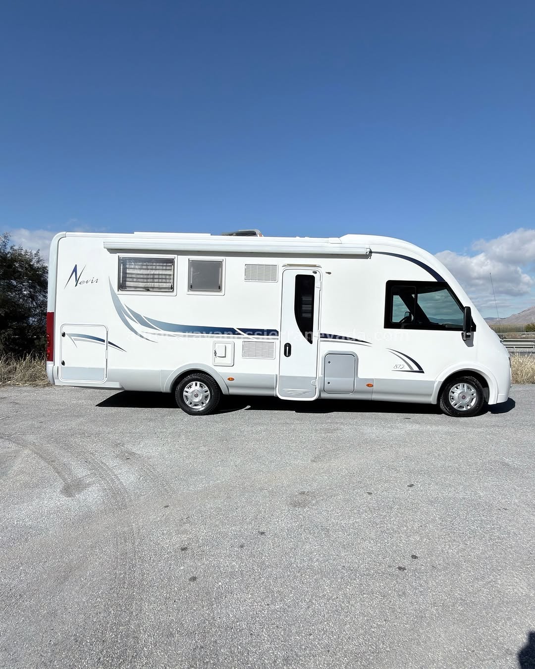 INTEGRAL MCLUIS NEVIS 872 Autocaravanas Sierra Nevada empresa con más de 20 años de experiencia en el sector de venta de ocasión os ofrece esta magnífica casa rodante.🗣️👉 Para más información o precio 💵 consulté en nuestra página web www.autocaravanassierranevada.com ➡️🌐💻 o haga click👉🖱️ en nuestro enlace ⬇️👇 https://autocaravanassierranevada.com/listings/mclouis-nevis-872/ ¿Quieres pagar a plazos? Llama y te informamos sin compromiso 📞617795719 📞621251555 EQUIPAMIENTO Y EXTRAS 👇 MOTOR: FIAT DUCATO 2.3 MULTIJET 130CV AÑO: 2013 KM: 150.000 Medidas exteriores: 7,30m x 3,00m Plazas viajar: 4 Plazas para dormir: 4 Extras y Equipamiento: * Medida maletero con doble portón: (2,20m x 1,00m x 0,90m) * Camas (Isla/Colgante en cabina) - Aire acondicionado de motor - AirBag(conductor y copiloto) - Velocidad de Crucero - Cierre centralizado(en cabina) - Elevalunas eléctricos(conductor) - Radio (2DIN-BT-USB) - Camara de Visión trasera(en radio) - Asientos giratorios - Oscurecedores REMIS en cabina - Mosquiteras en ventanas y claraboyas - Claraboya XXL en salón - TurboVent - Frigo DOMETIC (220v, Gas, 12v, Auto) 160L capacidad - Horno a gas - Extractor de humos - Ducha con mampara separada de aseo - Baterías de 100ah. - Placa solar de 100w. - WC con SOG - Calefacción Truma Combi - Tv 12v.(TDT-HDMI-USB) - Escalón doble peldaño integrado - Toldo FIAMMA de 4m. - Portabicis para 2 - Neumáticos reforzados especial camper #autocaravanasgranada #autocaravanaocasion #autocaravanasdeocasion #ventaautocaravana #compraautocaravana #autocaravanabarata #caravaningandalucia #autocaravanasur #granadaturismo #granadaocasion #andaluciavanlife #vanlife #camperlife #motorhome #campervan #viajarenautocaravana #caravaninglife #aventuraenruta #viajeslibres #escapadarural #naturalezaylibertad #viajarporelmundo #rutavanlife #descubreespaña