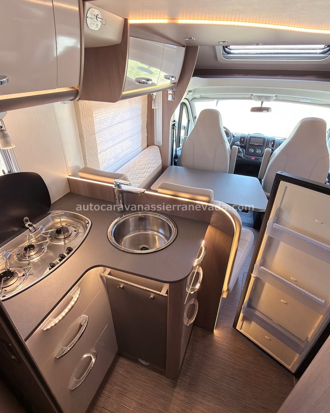 PERFILADA BURSTNER HARMONY LINE IT 700 Autocaravanas Sierra Nevada empresa con más de 20 años de experiencia en el sector de venta de ocasión os ofrece esta magnífica casa rodante.🗣️👉 Para más información o precio 💵 consulté en nuestra página web www.autocaravanassierranevada.com ➡️🌐💻 o haga click👉🖱️ en nuestro enlace ⬇️👇 https://autocaravanassierranevada.com/listings/burstner-harmony-line-it-700/ ¿Quieres pagar a plazos? Llama y te informamos sin compromiso 📞617 79 57 19 📞687 85 35 11 EQUIPAMIENTO Y EXTRAS 👇 MOTOR: CITROEN/PEUGEOT PSA 2.0 130CV AÑO: 2017 KM: 68.000 Medidas exteriores: 7,00m x 2,90m Plazas: 4 Extras y Equipamiento: * Medida maletero con doble portón: (2,20m x 1,00m x 1,20m) * Camas (Isla elevable /Colgante elèctrica en salón) - Aire acondicionado de motor - AirBag(conductor y copiloto) - ASR - Velocidad de Crucero - Cierre centralizado - Espejos eléctricos - Elevalunas eléctricos - Radio (2DIN-CD-USB-BT-AUX) - Camara de Visión trasera - Asientos giratorios - Oscurecedores REMIS en cabina - Mosquiteras en ventanas, claraboyas y puerta principal - Claraboya XXL panoramica en cabina - Aire Acondicionado a 220v - Frigo DOMETIC (220v, Gas, 12v, Auto) 151L capacidad - Ducha con mampara separada de aseo - Inversor 1.000W - Baterías de 100ah. - Placa solar de 100w. - Calefacción Truma Inet Ready a gasoil - TV 12v SMART TV(TDT-HDMI-USB) - Escalón eléctrico de aluminio - Toldo FIAMMA de 4m. - Portabicis para 2 - Neumáticos reforzados especial camper www.autocaravanassierranevada.com #autocaravanasgranada #autocaravanaocasion #autocaravanasdeocasion #ventaautocaravana #compraautocaravana #autocaravanabarata #caravaningandalucia #autocaravanasur #granadaturismo #granadaocasion #andaluciavanlife #vanlife #camperlife #motorhome #campervan #viajarenautocaravana #caravaninglife #aventuraenruta #viajeslibres #escapadarural #naturalezaylibertad #viajarporelmundo #rutavanlife #descubreespaña