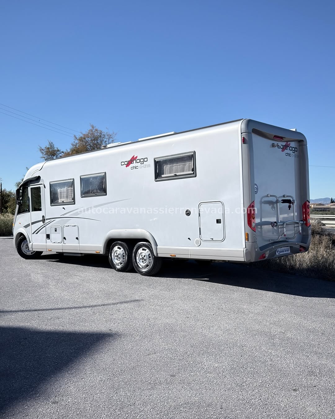INTEGRAL CARTHAGO CHIC C-LINE Autocaravanas Sierra Nevada empresa con más de 20 años de experiencia en el sector de venta de ocasión os ofrece esta magnífica casa rodante.🗣️👉 Para más información o precio 💵 consulté en nuestra página web www.autocaravanassierranevada.com ➡️🌐💻 o haga click👉🖱️ en nuestro enlace ⬇️👇 https://autocaravanassierranevada.com/listings/carthago-chic-c-line-2/ ¿Quieres pagar a plazos? Llama y te informamos sin compromiso 📞617 79 57 19 📞687 85 35 11 EQUIPAMIENTO Y EXTRAS 👇 MOTOR: FIAT DUCATO 3.0 MULTIJET 180cv AÑO: 2013 KM: 80.000 Medidas exteriores: 8,00m x 2,90m Plazas: 4 Extras y Equipamiento: * Medida maletero con doble portón: (2,20m x 1,20m x 1,10m) * Camas (Isla /Colgante en cabina) * Chasis ALKO con suspensión neumática en ejes traseros * Doble Eje * CARNET C * CADENA DE DISTRIBUCIÓN - Aire acondicionado de motor - AirBag(conductor y copiloto) - Velocidad de Crucero - Cierre centralizado - Espejos eléctricos(solo los de arriba) - Elevalunas eléctrico(solo conductor) - Doble acristalamiento - Radio (USB-SD-BT-AUX) - Sensor de Aparcamiento - Camara de Visión trasera - Asientos giratorios - Oscurecedores REMIS en cabina - Mosquiteras en ventanas, claraboyas y puerta principal - Claraboyas transparentes y Claraboya xxl en salón - Climatizador a 12v - Frigo DOMETIC (220v, Gas, 12v, Auto) 160L capacidad - Horno a gas - Extractor de humos - Ducha con mampara separada de aseo - 2 Baterías de 95ah. - Placa solar de 100w. - WC con SOG - Inverter de 1.500w - Calefacción ALDE - TV 12v(TDT-HDMI-USB-DVD-SD) - Escalón eléctrico de aluminio - ToldoTHULE de 5m. - Patas estabilizadoras traseras - Portabicis para 1 - Ducha exterior - Neumáticos reforzados especial camper #autocaravanasgranada #autocaravanaocasion #autocaravanasdeocasion