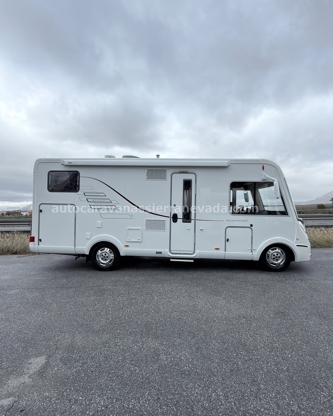 V25/85 INTEGRAL HYMER B594 Autocaravanas Sierra Nevada empresa con más de 20 años de experiencia en el sector de venta de ocasión os ofrece esta magnífica casa rodante. 🗣️👉 Para más información o precio 💵 consulté en nuestra página web www.autocaravanassierranevada.com ➡️🌐💻 o haga click👉🖱️ en nuestro enlace ⬇️👇 https://autocaravanassierranevada.com/listings/hymer-b594-ref-v25-85/ ¿Quieres pagar a plazos? Llama y te informamos sin compromiso 📞617 79 57 19 📞687 85 35 11 EQUIPAMIENTO Y EXTRAS 👇 INTEGRAL HYMER B594 MOTOR: FIAT DUCATO 3.0 MULTIJET 180cv AÑO: 2012 KM: 132.000 Medidas exteriores: 6,90m x 2,80m Plazas: 4 Extras y Equipamiento: * Medida maletero con doble acceso: (2,10m x 1,30m x 1,20m) * Camas (Transversal elevable manual) * CADENA DE DISTRIBUCIÓN - Aire acondicionado de motor - AirBag(conductor y copiloto) - Velocidad de Crucero - Espejos eléctricos - Elevalunas eléctricos solo conductor - Radio (2DIN-CD-USB-BT) - Camara de Visión trasera - Asientos Giratorios - Oscurecedores REMIS en laterales y Persiana eléctrica en luna - Mosquiteras en ventanas, claraboyas y puerta principal - Claraboya xxl en salón - TurboVent en cocina - Frigo DOMETIC (220v, Gas, 12v, Auto) 160L capacidad - TurboVent en cocina - Horno a gas - Ducha con mampara separada de aseo - Batería de 95ah. - Calefacción Truma Combi - Escalón eléctrico de aluminio - Toldo THULE de 4m. - 2 Cierre de Seguridad - Maleteros laterales extraibles - Neumáticos reforzados especial camper www.autocaravanassierranevada.com #autocaravanasgranada #autocaravanaocasion #autocaravanasdeocasion #ventaautocaravana #compraautocaravana #autocaravanabarata #caravaningandalucia #autocaravanasur #granadaturismo #granadaocasion #andaluciavanlife #vanlife #camperlife #motorhome #campervan #viajarenautocaravana #caravaninglife #aventuraenruta #viajeslibres #escapadarural #naturalezaylibertad #viajarporelmundo #rutavanlife #descubreespaña