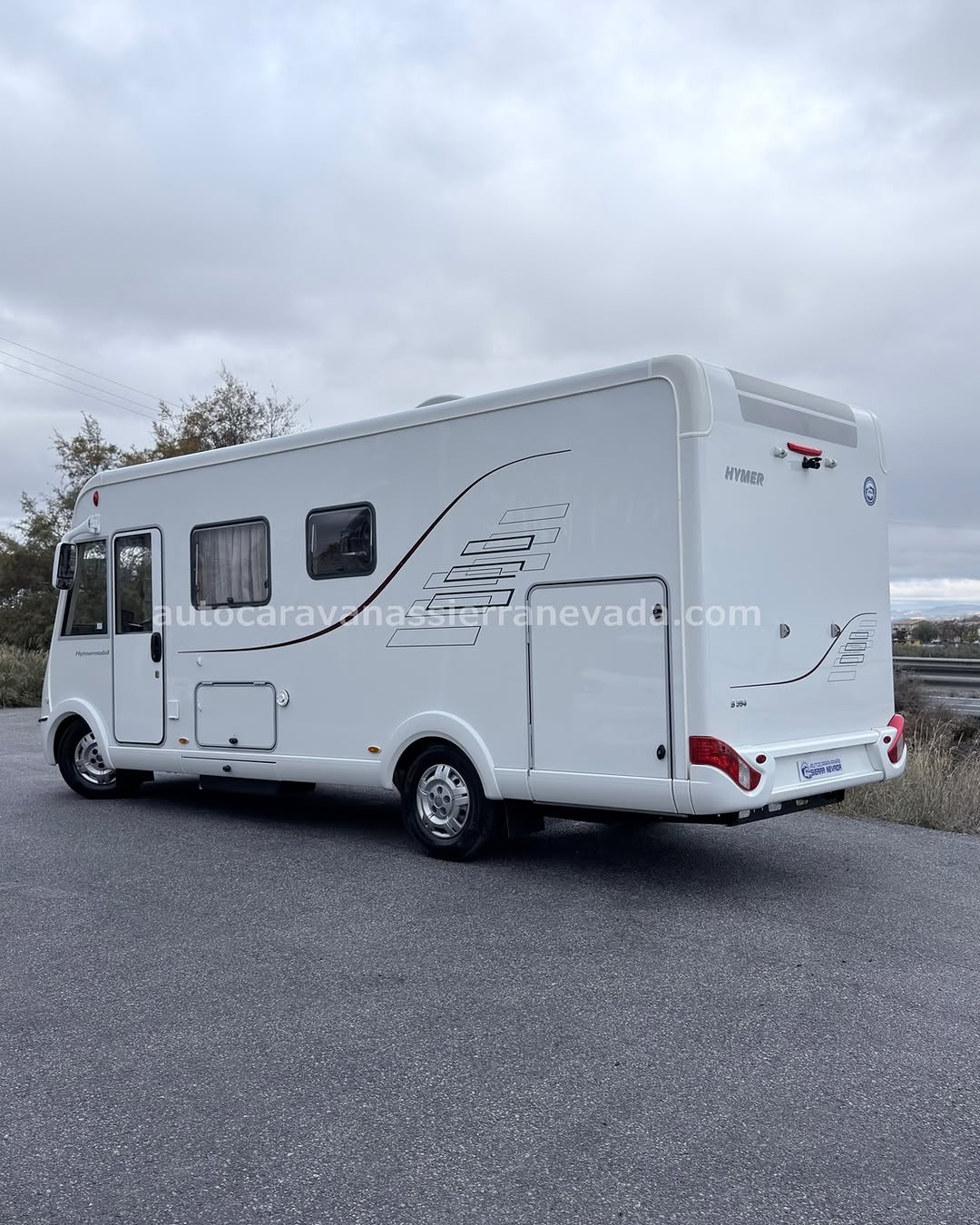 V25/85 INTEGRAL HYMER B594 Autocaravanas Sierra Nevada empresa con más de 20 años de experiencia en el sector de venta de ocasión os ofrece esta magnífica casa rodante. 🗣️👉 Para más información o precio 💵 consulté en nuestra página web www.autocaravanassierranevada.com ➡️🌐💻 o haga click👉🖱️ en nuestro enlace ⬇️👇 https://autocaravanassierranevada.com/listings/hymer-b594-ref-v25-85/ ¿Quieres pagar a plazos? Llama y te informamos sin compromiso 📞617 79 57 19 📞687 85 35 11 EQUIPAMIENTO Y EXTRAS 👇 INTEGRAL HYMER B594 MOTOR: FIAT DUCATO 3.0 MULTIJET 180cv AÑO: 2012 KM: 132.000 Medidas exteriores: 6,90m x 2,80m Plazas: 4 Extras y Equipamiento: * Medida maletero con doble acceso: (2,10m x 1,30m x 1,20m) * Camas (Transversal elevable manual) * CADENA DE DISTRIBUCIÓN - Aire acondicionado de motor - AirBag(conductor y copiloto) - Velocidad de Crucero - Espejos eléctricos - Elevalunas eléctricos solo conductor - Radio (2DIN-CD-USB-BT) - Camara de Visión trasera - Asientos Giratorios - Oscurecedores REMIS en laterales y Persiana eléctrica en luna - Mosquiteras en ventanas, claraboyas y puerta principal - Claraboya xxl en salón - TurboVent en cocina - Frigo DOMETIC (220v, Gas, 12v, Auto) 160L capacidad - TurboVent en cocina - Horno a gas - Ducha con mampara separada de aseo - Batería de 95ah. - Calefacción Truma Combi - Escalón eléctrico de aluminio - Toldo THULE de 4m. - 2 Cierre de Seguridad - Maleteros laterales extraibles - Neumáticos reforzados especial camper www.autocaravanassierranevada.com #autocaravanasgranada #autocaravanaocasion #autocaravanasdeocasion