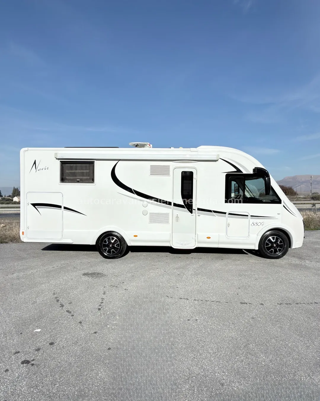 AUTOCARAVANA INTEGRAL MC LOUIS NEVIS 880 En Autocaravanas Sierra Nevada llevamos más de 20 años ayudando a nuestros clientes a cumplir el sueño de viajar con libertad. Nacimos en 2004 con una idea clara: ofrecer autocaravanas de segunda mano en estado impecable, seleccionadas con exigencia y revisadas con el máximo detalle. Cada vehículo pasa por una revisión exhaustiva de más de 30 puntos, realizada por técnicos especializados que garantizan su perfecto funcionamiento. Cada vehículo es revisado y reacondicionado a fondo, cuidando cada detalle para que luzca, funcione y se sienta como nuevo, preparado para ofrecer años de fiabilidad y disfrute. Para más información o precio 💵 consulté en nuestra web www.autocaravanassierranevada.com o haga click 👉🖱️ en nuestro enlace ⬇️👇 https://autocaravanassierranevada.com/listings/mc-louis-nevis-880/ ¿Quieres pagar a plazos? Llama y te informamos sin compromiso 📞617 79 57 19 📞687 85 35 11 EQUIPAMIENTO Y EXTRAS 👇 MOTOR: FIAT DUCATO 2.3 MULTIJET 130cv AÑO: 2016 KM: 58.000 Medidas exteriores: 7,30m x 3,00m Plazas: 4 EXTRAS Y EQUIPAMIENTO - Medida maletero con doble acceso:(2,20m x 1,10m x 1,20m) -Camas (Isla elevable manual/Colgante en cabina) -Aire acondicionado de motor -Airbag(conductor y copiloto) -Velocidad de crucero -Cierre centralizado -Espejos eléctricos (solo los de arriba) -Elevalunas eléctricos (conductor) -Radio (CD-USB-BT-AUX) -Asientos giratorios -Oscurecedores REMIS en cabina completa -Mosquiteras en ventanas, claraboyas y puerta principal -Claraboyas transparentes y claraboyas y XXL en salón -Frigo THEFORD (220V, Gas, 12v, Auto) 149L capacidad -Extractor de humos -Ducha con mampara separada de aseo -Batería de 95ah -2 placa solar de 100w -Calefacción Truma Combi -Escalón doble peldaño integrado -Toldo TRISTOR de 4m -Portabicis para 2 -Neumáticos reforzados especial camper www.autocaravanassierranevada.com #autocaravanasgranada #autocaravanaocasion #autocaravanas