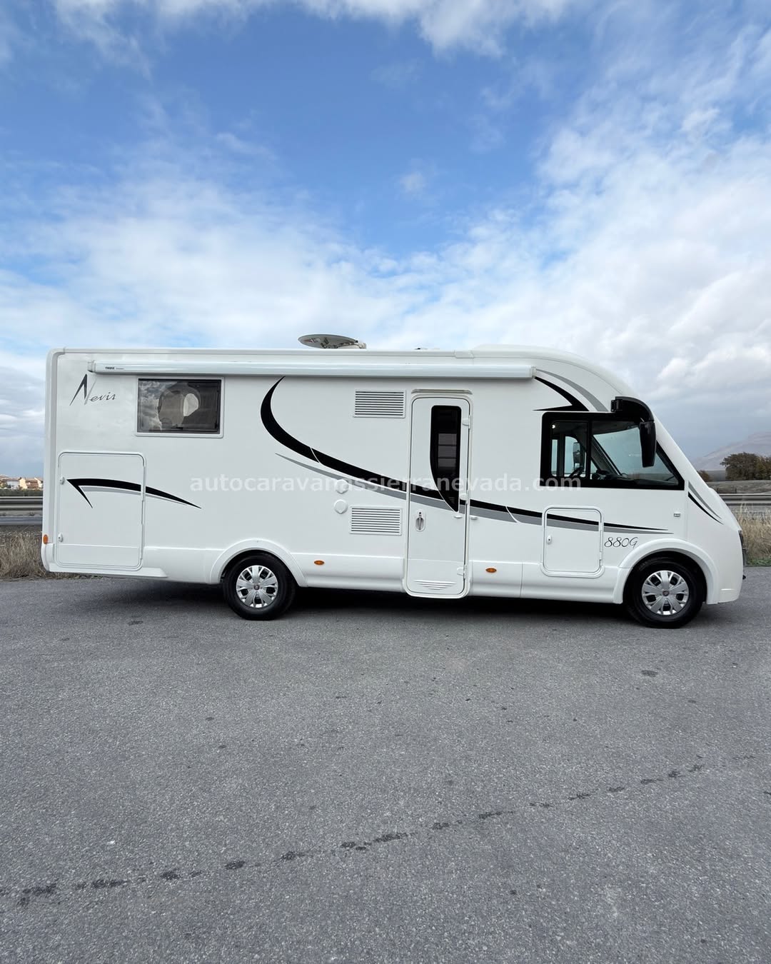 AUTOCARAVANA INTEGRAL MCLOUIS NEVIS 880G Autocaravanas Sierra Nevada empresa con más de 20 años de experiencia en el sector de venta de ocasión os ofrece esta magnífica casa rodante.🗣️👉 Para más información o precio 💵 consulté en nuestra página web www.autocaravanassierranevada.com ➡️🌐💻 o haga click👉🖱️ en nuestro enlace ⬇️👇 https://autocaravanassierranevada.com/listings/mclouis-nevis-880g/ ¿Quieres pagar a plazos? Llama y te informamos sin compromiso 📞617 79 57 19 📞687 85 35 11 EQUIPAMIENTO Y EXTRAS 👇 INTEGRAL MCLOUIS NEVIS 880G MOTOR: FIAT DUCATO 2.3 MULTIJET 150cv AÑO: 2015 KM: 60.000 Medidas exteriores: 7,30m x 2,90m Plazas: 4 viajar Extras y Equipamiento: * Medida maletero con doble acceso: (2,20m x 1,00m x 1,20m) * Camas (Isla elevable manual /Colgante en Cabina) - Aire acondicionado de motor - AirBag(conductor y copiloto) - Velocidad de Crucero - Cierre centralizado - Espejos eléctricos - Elevalunas eléctricos solo conductor - Radio (2DIN-CD-USB-BT-AUX) - Camara de Visión trasera - Asientos Giratorios - Oscurecedores REMIS en cabina completa - Mosquiteras en ventanas, claraboyas y puerta principal - Claraboyas transparentes y Claraboya xxl en salón - Frigo THETFORD (220v, Gas, 12v, Auto) 149L capacidad - TurboVent en cocina - Extractor de humos - Ducha con mampara separada de aseo - Batería de 95ah. - Placa solar de 100w. - Calefacción Truma Inet Ready a gasoil - 2 TV 12v(HDMI-TDT-USB-DVD) - Escalón doble peldaño integrado - Toldo THULE de 4,5m. - Portabicis para 2 - Neumáticos reforzados especial camper #autocaravanasgranada #autocaravanaocasion #autocaravanasdeocasion #ventaautocaravana #compraautocaravana #autocaravanabarata #caravaningandalucia #autocaravanasur #granadaturismo #granadaocasion #andaluciavanlife #vanlife #camperlife #motorhome #campervan #viajarenautocaravana #caravaninglife #aventuraenruta #viajeslibres #escapadarural #naturalezaylibertad #viajarporelmundo #rutavanlife #descubreespaña