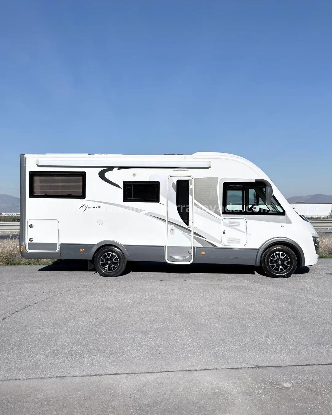 AUTOCARAVANA INTEGRAL MOBILVETTA K-YACHT 80

En Autocaravanas Sierra Nevada llevamos más de 20 años ayudando a nuestros clientes a cumplir el sueño de viajar con libertad.

Nacimos en 2004 con una idea clara: ofrecer autocaravanas de segunda mano en estado impecable, seleccionadas con exigencia y revisadas con el máximo detalle.

Cada vehículo pasa por una revisión exhaustiva de más de 30 puntos, realizada por técnicos especializados que garantizan su perfecto funcionamiento.

Cada vehículo es revisado y reacondicionado a fondo, cuidando cada detalle para que luzca, funcione y se sienta como nuevo, preparado para ofrecer años de fiabilidad y disfrute.

Para más información o precio 💵 consulté en nuestra web www.autocaravanassierranevada.com

o haga click 👉🖱️ en nuestro enlace ⬇️👇
https://autocaravanassierranevada.com/listings/mobilvetta-k-yacht-80/

¿Quieres pagar a plazos?
Llama y te informamos sin compromiso

📞617 79 57 19
📞687 85 35 11

EQUIPAMIENTO Y EXTRAS 👇

MOTOR: FIAT DUCATO 2.3 MULTIJET 150cv
AÑO: 2015
KM: 128.000
Medidas exteriores: 6,80m x 2,95m
Plazas: 4

EXTRAS Y EQUIPAMIENTO

* Medida maletero con doble acceso: (2,15m x 0,60m x 0,65m)
* Camas (Colgante eléctrica en salón parte trasera/Colgante en cabina)
*Suspensión Neumática
*Doble Salón muy espacioso

- Aire acondicionado (de motor)
- Airbag (Piloto y Copiloto)
- Velocidad Crucero
- Espejos eléctricos (solo los de arriba)
- Elevalunas eléctricas en conductor
- Equipo Multimedia
- Cámara de visión trasera
Sensor de Aparcamiento
- Asientos Giratorios
- Oscurecedores REMIS en cabina
- Parasoles manuales
- Mosquiteras en ventanas, claraboyas y puerta principal
- Claraboya xxl en salón
- TurboVent en claraboya de WC
- Frigo THETFORD (220v, Gas, 12v, Auto) 149L automático
- Horno a gas
- Extractor de Humos
- Ducha con mampara de dentro de aseo
- Batería de 95ah.
- 3 Placa solar 100w
- Calefacción Truma Inet Ready
- 2 TV 12 V.
- Doble peldaño integrado
Toldo THULE de 4m.
Portabicis THULE para 2
Ducha exterior
- Neumáticos reforzados especial camper

www.autocaravanassierranevada.com

#autocaravanasgranada
#autocaravanaocasion
#autocaravanasdeocasion