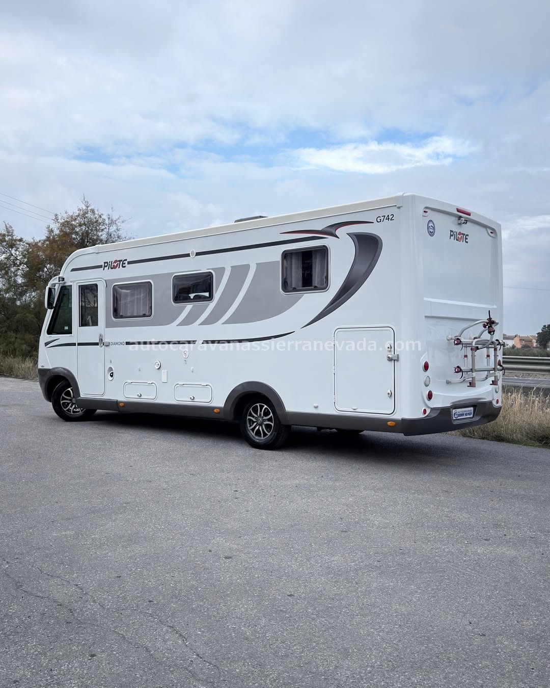 AUTOCARAVANA INTEGRAL PILOTE DIAMOND G742

Autocaravanas Sierra Nevada empresa con más de 20 años de experiencia en el sector de venta de ocasión os ofrece esta magnífica casa rodante.🗣️👉 Para más información o precio 💵 consulté en nuestra página web

www.autocaravanassierranevada.com

➡️🌐💻 o haga click👉🖱️ en nuestro enlace ⬇️👇

https://autocaravanassierranevada.com/listings/pilote-diamond-g742/

¿Quieres pagar a plazos?
Llama y te informamos sin compromiso

📞617 79 57 19
📞687 85 35 11

EQUIPAMIENTO Y EXTRAS 👇

INTEGRAL PILOTE DIAMOND G742

MOTOR: FIAT DUCATO 3.0 MULTIJET 180cv
AÑO: 2015
KM: 127.000
Medidas exteriores: 7,40m x 2,90m
Plazas: 5 viajar

Extras y Equipamiento:
* CARNER C

* Medida maletero con doble acceso: (2,20m x 1,00m x 1,20m)
* Camas (Isla elevable eléctrica /Colgante en Cabina)
* Suspensión Neumática
* Chasis ALKO
* CADENA DE DISTRIBUCIÓN
* M.M.A 4.250kg

- Aire acondicionado de motor
- AirBag(conductor y copiloto)
- Velocidad de Crucero
- Cierre centralizado
- Espejos eléctricos
- Elevalunas eléctricos solo conductor
- Radio (2DIN-CD-USB-*BT)
- Camara de Visión trasera
- Asientos Giratorios
- Persiana eléctrica en luna y Remis en laterales de cabina
- Mosquiteras en ventanas, claraboyas y puerta principal
- Claraboyas transparentes y Claraboya xxl en salón
- Frigo DOMETIC (220v, Gas, 12v, Auto) 160L capacidad
- Horno a gas
- Extractor de humos
- Ducha con mampara separada de aseo
- Batería AGM de 90ah.
- 2 Placa solar de 100w.
- Calefacción ALDE
- TV 12v(HDMI-TDT-USB-DVD)
- Escalón eléctrico de aluminio
- Toldo THULE de 3m.
- Patas estabilizadoras
- Portabicis para 2
- 4 Cierres de seguridad
- Ducha exterior
- Maleteros laterales con acceso a doble suelo
- Neumáticos reforzados especial camper

#autocaravanasgranada
#autocaravanaocasion
#autocaravanasdeocasion
#ventaautocaravana
#compraautocaravana
#autocaravanabarata
#caravaningandalucia
#autocaravanasur
#granadaturismo
#granadaocasion
#andaluciavanlife
#vanlife
#camperlife
#motorhome
#campervan
#viajarenautocaravana
#caravaninglife
#aventuraenruta
#viajeslibres
#escapadarural
#naturalezaylibertad
#viajarporelmundo
#rutavanlife
#descubreespaña