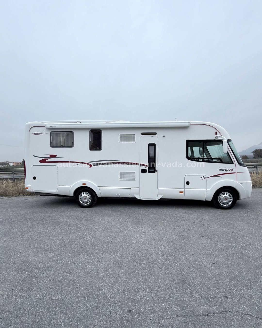 AUTOCARAVANA INTEGRAL RAPIDO 9092DF

Autocaravanas Sierra Nevada empresa con más de 20 años de experiencia en el sector de venta de ocasión os ofrece esta magnífica casa rodante.🗣️👉 Para más información o precio 💵 consulté en nuestra página web

www.autocaravanassierranevada.com

➡️🌐💻 o haga click👉🖱️ en nuestro enlace ⬇️👇

https://autocaravanassierranevada.com/listings/rapido-9092df-e25-73/

¿Quieres pagar a plazos?
Llama y te informamos sin compromiso

📞617 79 57 19
📞687 85 35 11

EQUIPAMIENTO Y EXTRAS 👇

INTEGRAL RAPIDO 9092DF

MOTOR: FIAT DUCATO 3.0 MULTIJET 160cv
AÑO: 2010
KM: 83.000
Medidas exteriores: 7,30m x 2,90m
Plazas: 4

Extras y Equipamiento:

* Medida maletero con doble acceso: (2,15m x 1,15m x 1,00m)
* Camas (Isla /Colgante en cabina)
* CADENA DE DISTRIBUCIÓN
* Chasis ALKO
* Muelles reforzazos en suspesión delantera NUEVOS

- Aire acondicionado de motor
- AirBag(conductor)
- Velocidad de Crucero
- Cierre Centralizado
- Espejos eléctricos
- Elevalunas eléctricos solo conductor
- Radio (2DIN-CD-USB-SD-AUX)
- Asientos Giratorios
- Oscurecedores REMIS en cabina completa
- Mosquiteras en ventanas, claraboyas y puerta principal
- Claraboyas transparentes y Claraboya xxl en salón
- Aire Acondicionado a 220v
- Frigo DOMETIC (220v, Gas, 12v, Auto) 150L capacidad
- Horno a gas
- Extractor de Humos
- Ducha con mampara separada de aseo
- Batería de 95ah.
- Placa solar de 100w
- Calefacción Truma Combi
- Escalón doble peldaño integrado
- Toldo THULE de 4,5m.
- Baca de aluminio
- Patas estabilizadoras
- Portabicis para 2
- Ducha exterior
- Maleteros laterales
- Neumáticos reforzados especial camper

www.autocaravanassierranevada.com

#autocaravanasgranada
#autocaravanaocasion
#autocaravanasdeocasion
#ventaautocaravana
#compraautocaravana
#autocaravanabarata
#caravaningandalucia
#autocaravanasur
#granadaturismo
#granadaocasion
#andaluciavanlife
#vanlife
#camperlife
#motorhome
#campervan
#viajarenautocaravana
#caravaninglife
#aventuraenruta
#viajeslibres
#escapadarural
#naturalezaylibertad
#viajarporelmundo
#rutavanlife
#descubreespaña