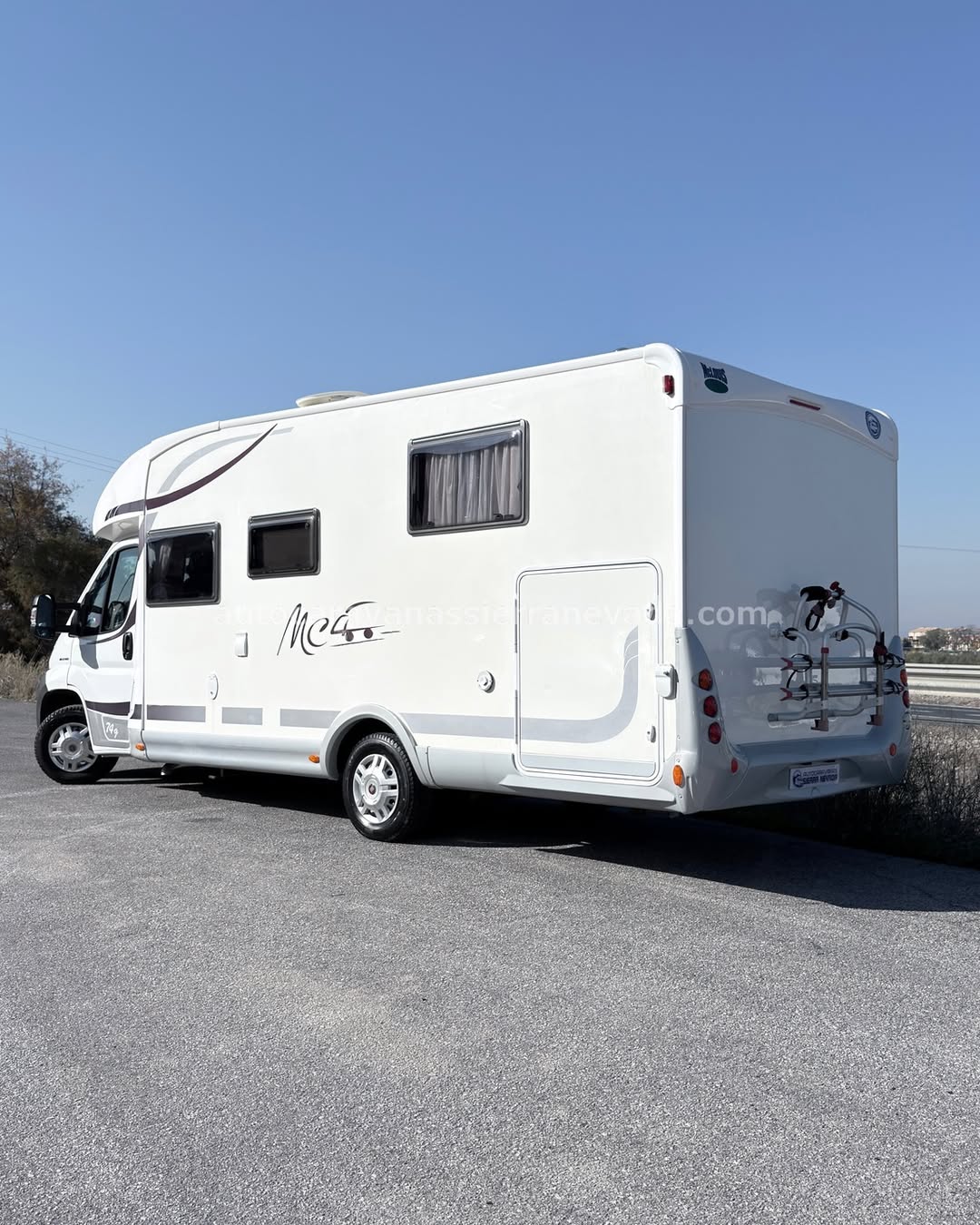 AUTOCARAVANA PERFILADA MCLOUIS MC4 74G En Autocaravanas Sierra Nevada llevamos más de 20 años ayudando a nuestros clientes a cumplir el sueño de viajar con libertad. Nacimos en 2004 con una idea clara: ofrecer autocaravanas de segunda mano en estado impecable, seleccionadas con exigencia y revisadas con el máximo detalle. Para más información o precio 💵 consulté en nuestra web www.autocaravanassierranevada.com o haga click 👉🖱️ en nuestro enlace ⬇️👇 https://autocaravanassierranevada.com/listings/mclouis-mc4-74g-ref-25-87/ ¿Quieres pagar a plazos? Llama y te informamos sin compromiso 📞617 79 57 19 📞687 85 35 11 EQUIPAMIENTO Y EXTRAS 👇 PERFILADA MCLOUIS MC4 74G MOTOR: FIAT DUCATO 2.3 MULTIJET 130cv AÑO: 2012 KM: 78.000 Medidas exteriores: 7,20m x 2,90m Plazas: 4 Extras y Equipamiento: * Medida maletero con doble acceso: (2,20m x 1,10m x 1,10m) * Camas (Isla elevable/Colgante en salón) - Aire acondicionado de motor - AirBags(conductor y copiloto) - Velocidad de Crucero - Cierre Centralizado(en cabina) - Espejos eléctricos - Elevalunas eléctricos - Equipo Multimedia - Asientos Giratorios - Oscurecedores REMIS en cabina completa - Mosquiteras en ventanas, claraboyas - Claraboyas transparentes y Claraboya panoramixa xxl en cabina - Climatizador a 12v - Frigo DOMETIC (220v, Gas, 12v, Auto) 160L capacidad - Extractor de Humos - Ducha con mampara separada de aseo - Batería de 95ah. - Placa Solar de 100w - Calefacción Truma Combi - TV 12 V. - Escalón doble peldaño integrado - Toldo TRISTOR de 3,5m. - 3 Cierre de Seguridad - Patas estabilizadoras - Portabicis para 2 - Neumáticos reforzados especial camper www.autocaravanassierranevada.com #autocaravanasgranada #autocaravanaocasion #autocaravanasdeocasion #ventaautocaravana #compraautocaravana #autocaravanabarata #caravaningandalucia #autocaravanasur #granadaturismo #granadaocasion #andaluciavanlife #vanlife #camperlife #motorhome #campervan #viajarenautocaravana #caravaninglife #aventuraenruta #viajeslibres #escapadarural #naturalezaylibertad #viajarporelmundo #rutavanlife #descubreespaña