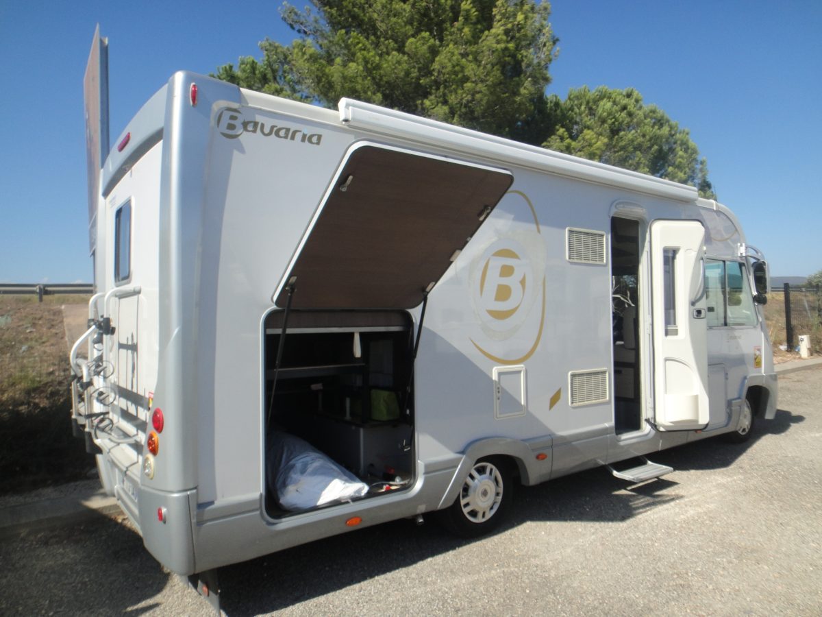 AUTOCARAVANA INTEGRAL BAVARIA I7402 Autocaravanas Sierra Nevada empresa con más de 20 años de experiencia en el sector de venta de ocasión os ofrece esta magnífica casa rodante.🗣️👉 Para más información o precio 💵 consulté en nuestra página web www.autocaravanassierranevada.com ➡️🌐💻 o haga click👉🖱️ en nuestro enlace ⬇️👇 https://autocaravanassierranevada.com/listings/babaria-i7402/ MOTOR: FIAT DUCATO 2.3 MULTIJET 130 CV AÑO: 2010 KM: 80.000 Medidas exteriores: 7,40m x 2,90m Plazas: 4 Extras y Equipamiento: - Medida maletero con doble acceso: (2,15m x 1,40m x 1,00m) -Camas (Isla lateral/colgante en cabina) -Chasis ALKO -Suspensión neumática (con muelles y amortiguadores reforzados) -Aire acondicionado de motor -Cierre centralizado (en cabina) -Espejos eléctricos -Elevalunas eléctricos (en conductor) -Equipo multimedia -Asientos giratorios -Oscurecedores REMIS en cabina completa -Mosquiteras en ventanas, claraboyas y puerta principal - Claraboyas transpararentes y claraboya XXL en salón -Frigo DOMETIC (220 c, Gas, 12v, Auto) 150 L capacidad -Horno a Gas -Extractor de humos -Ducha con mampara separada de aseo -Batería AGM de 100ah -Placa solar de 100w Calefacción ALDE -TV 12 -Escalón eléctrico de aluminio -Toldo FIAMMA de 4,5m -Ducha exterior -Maleteros con acceso doble suelo - Neumáticos reforzados especial camper. www.autocaravanassierranevada.com #autocaravanasgranada #autocaravanaocasion #autocaravanasdeocasion