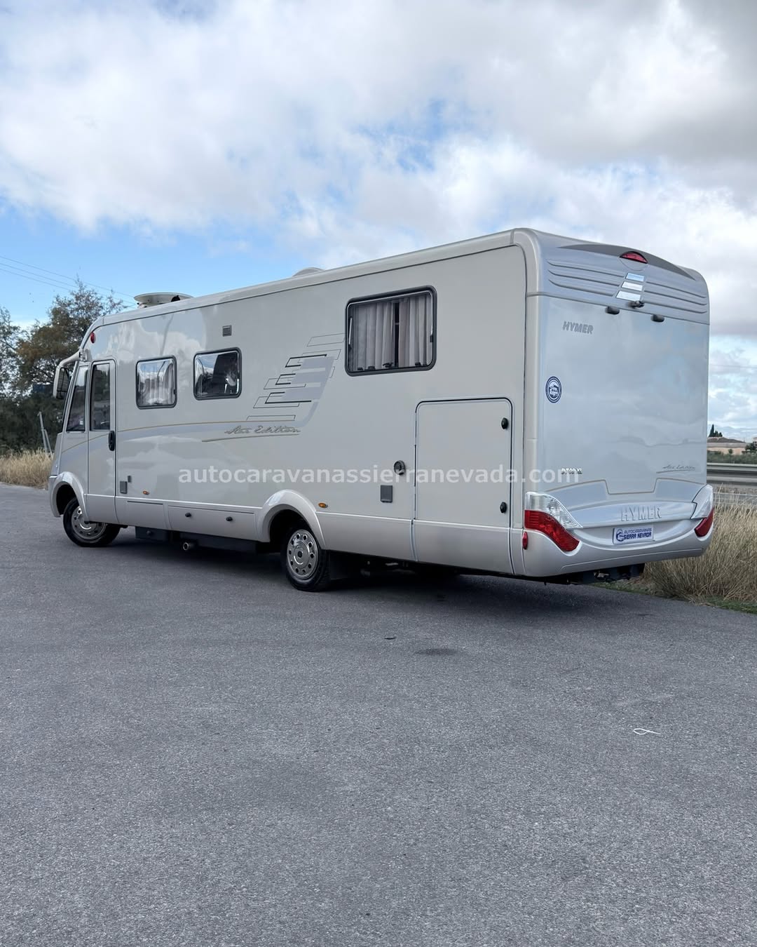 HYMER STAR EDITION B709XL Autocaravanas Sierra Nevada empresa con más de 20 años de experiencia en el sector de venta de ocasión os ofrece esta magnífica casa rodante.🗣️👉 Para más información o precio 💵 consulté en nuestra página web www.autocaravanassierranevada.com ➡️🌐💻 o haga click👉🖱️ en nuestro enlace ⬇️👇 https://autocaravanassierranevada.com/listings/hymer-star-edition-b709xl/ ¿Quieres pagar a plazos? Llama y te informamos sin compromiso 📞617795719 📞621251555 EQUIPAMIENTO Y EXTRAS 👇 MOTOR: IVECO 3.0 con 165cv /AUTOMATICO AÑO: 2012 KM: 111.000 Medidas exteriores: 8,00m x 3,00m Plazas viajar: 4 Plazas dormir: 4 * Medida Garaje con doble portón : (2,15m x 1,00m x 1,10m) * Camas (Isla/ Colgante en cabina) * Chasis IVECO *Cadena de Distribución * Ruedas Gemelas Extras y Equipamiento: - Aire acondicionado(de motor) - Velocidad de Crucero - Doble acristalamiento - Elevalunas eléctricos (sólo conductor) - Radio (CD-MP3-AUX) - Cámara de visión trasera - Asientos giratorios - Oscurecedores REMIS en cabina completa - Mosquiteras en ventanas, claraboyas y puerta principal - Claraboyas transparentes xxl en salón y cama trasera - Frigo DOMETIC (220v, Gas, 12v, Auto) 150L capacidad - Horno - Extractor de humos - Ducha con mampara separada de aseo - Batería de 100ah. - 2 Placa solar de 100w. - Calefacción ALDE - Escalón eléctrico de aluminio - Toldo FIAMMA F45 de 5m. - Ducha Exterior - Maleteros laterales extraíbles - Neumáticos reforzados especial camper #autocaravanasgranada #autocaravanaocasion #autocaravanasdeocasion #ventaautocaravana #compraautocaravana #autocaravanabarata #caravaningandalucia #autocaravanasur #granadaturismo #granadaocasion #andaluciavanlife #vanlife #camperlife #motorhome #campervan #viajarenautocaravana #caravaninglife #aventuraenruta #viajeslibres #escapadarural #naturalezaylibertad #viajarporelmundo #rutavanlife #descubreespaña #autocaravanaspain