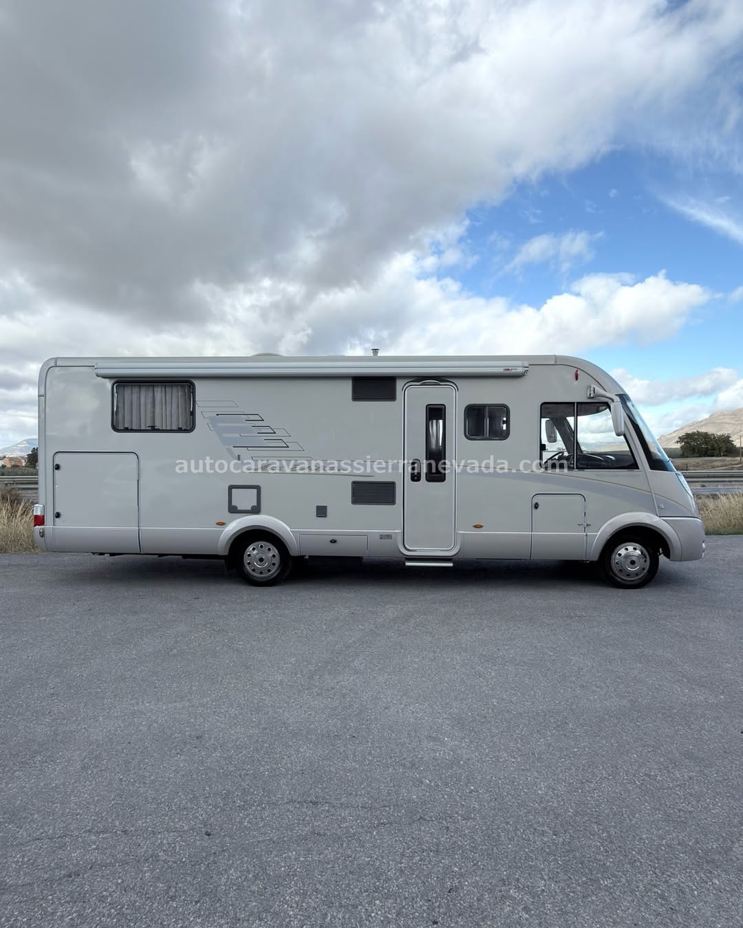 HYMER STAR EDITION B709XL Autocaravanas Sierra Nevada empresa con más de 20 años de experiencia en el sector de venta de ocasión os ofrece esta magnífica casa rodante.🗣️👉 Para más información o precio 💵 consulté en nuestra página web www.autocaravanassierranevada.com ➡️🌐💻 o haga click👉🖱️ en nuestro enlace ⬇️👇 https://autocaravanassierranevada.com/listings/hymer-star-edition-b709xl/ ¿Quieres pagar a plazos? Llama y te informamos sin compromiso 📞617795719 📞621251555 EQUIPAMIENTO Y EXTRAS 👇 MOTOR: IVECO 3.0 con 165cv /AUTOMATICO AÑO: 2012 KM: 111.000 Medidas exteriores: 8,00m x 3,00m Plazas viajar: 4 Plazas dormir: 4 * Medida Garaje con doble portón : (2,15m x 1,00m x 1,10m) * Camas (Isla/ Colgante en cabina) * Chasis IVECO *Cadena de Distribución * Ruedas Gemelas Extras y Equipamiento: - Aire acondicionado(de motor) - Velocidad de Crucero - Doble acristalamiento - Elevalunas eléctricos (sólo conductor) - Radio (CD-MP3-AUX) - Cámara de visión trasera - Asientos giratorios - Oscurecedores REMIS en cabina completa - Mosquiteras en ventanas, claraboyas y puerta principal - Claraboyas transparentes xxl en salón y cama trasera - Frigo DOMETIC (220v, Gas, 12v, Auto) 150L capacidad - Horno - Extractor de humos - Ducha con mampara separada de aseo - Batería de 100ah. - 2 Placa solar de 100w. - Calefacción ALDE - Escalón eléctrico de aluminio - Toldo FIAMMA F45 de 5m. - Ducha Exterior - Maleteros laterales extraíbles - Neumáticos reforzados especial camper #autocaravanasgranada #autocaravanaocasion #autocaravanasdeocasion #ventaautocaravana #compraautocaravana #autocaravanabarata #caravaningandalucia #autocaravanasur #granadaturismo #granadaocasion #andaluciavanlife #vanlife #camperlife #motorhome #campervan #viajarenautocaravana #caravaninglife #aventuraenruta #viajeslibres #escapadarural #naturalezaylibertad #viajarporelmundo #rutavanlife #descubreespaña #autocaravanaspain
