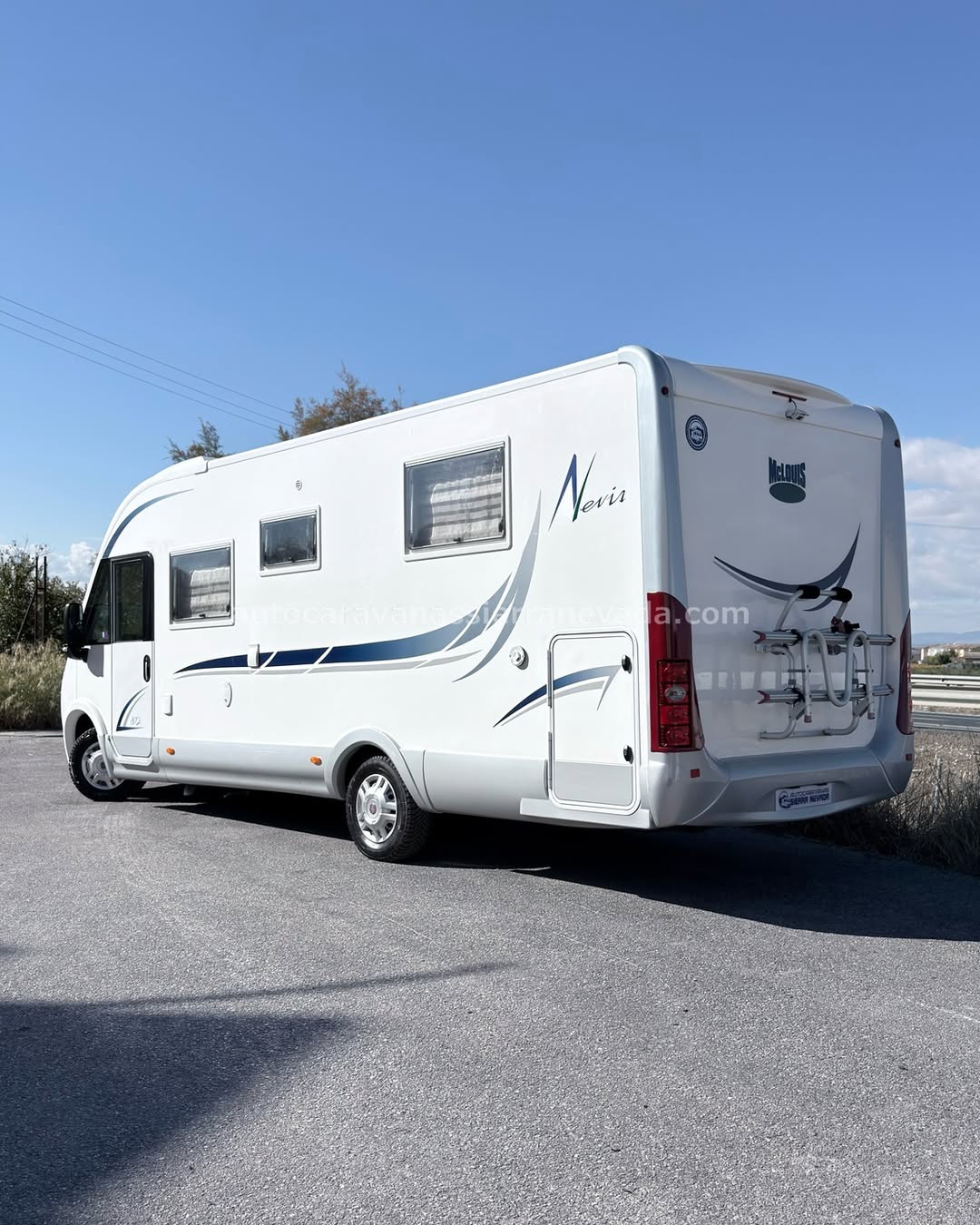 INTEGRAL MCLUIS NEVIS 872 Autocaravanas Sierra Nevada empresa con más de 20 años de experiencia en el sector de venta de ocasión os ofrece esta magnífica casa rodante.🗣️👉 Para más información o precio 💵 consulté en nuestra página web www.autocaravanassierranevada.com ➡️🌐💻 o haga click👉🖱️ en nuestro enlace ⬇️👇 https://autocaravanassierranevada.com/listings/mclouis-nevis-872/ ¿Quieres pagar a plazos? Llama y te informamos sin compromiso 📞617795719 📞621251555 EQUIPAMIENTO Y EXTRAS 👇 MOTOR: FIAT DUCATO 2.3 MULTIJET 130CV AÑO: 2013 KM: 150.000 Medidas exteriores: 7,30m x 3,00m Plazas viajar: 4 Plazas para dormir: 4 Extras y Equipamiento: * Medida maletero con doble portón: (2,20m x 1,00m x 0,90m) * Camas (Isla/Colgante en cabina) - Aire acondicionado de motor - AirBag(conductor y copiloto) - Velocidad de Crucero - Cierre centralizado(en cabina) - Elevalunas eléctricos(conductor) - Radio (2DIN-BT-USB) - Camara de Visión trasera(en radio) - Asientos giratorios - Oscurecedores REMIS en cabina - Mosquiteras en ventanas y claraboyas - Claraboya XXL en salón - TurboVent - Frigo DOMETIC (220v, Gas, 12v, Auto) 160L capacidad - Horno a gas - Extractor de humos - Ducha con mampara separada de aseo - Baterías de 100ah. - Placa solar de 100w. - WC con SOG - Calefacción Truma Combi - Tv 12v.(TDT-HDMI-USB) - Escalón doble peldaño integrado - Toldo FIAMMA de 4m. - Portabicis para 2 - Neumáticos reforzados especial camper #autocaravanasgranada #autocaravanaocasion #autocaravanasdeocasion