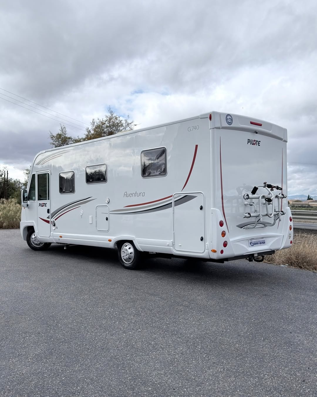INTEGRAL PILOTE AVENTURA G740 Autocaravanas Sierra Nevada empresa con más de 20 años de experiencia en el sector de venta de ocasión os ofrece esta magnífica casa rodante.🗣️👉 Para más información o precio 💵 consulté en nuestra página web www.autocaravanassierranevada.com ➡️🌐💻 o haga click👉🖱️ en nuestro enlace ⬇️👇 https://autocaravanassierranevada.com/listings/pilote-aventura-g740/ ¿Quieres pagar a plazos? Llama y te informamos sin compromiso 📞617795719 📞621251555 EQUIPAMIENTO Y EXTRAS 👇 MOTOR: Fiat Ducato 2.3 Multijet 130cv AÑO: 2010 KM: 82.000km Medidas exteriores: 7,40m x 2,90m Plazas viajar: 4 Plazas para dormir: 4 Extras y Equipamiento: * Medida maletero con doble portón: (2,20m x 1,00m x 0,85m) * Camas (Colgante en cabina/Isla) - Aire acondicionado de motor - Velocidad de crucero - Cierre centralizado - Espejos eléctricos - Elevalunas eléctricos(Conductor) - Radio (CD-AUX-USB-BT) - Camara de Visión trasera - Asientos giratorios - Oscurecedores en cabina Remis - Mosquiteras en ventanas y claraboyas - Claraboya XXL en salòn - TurboVent en cama trasera - Frigo THETFORD (220v, Gas, 12v, Auto) 149L capacidad - Ducha con mampara separada de aseo - 1 Baterías de 95ah. - 2 Placa solar de 100w. - Calefacción Truma Combi - Tv 12v. (HDMI) - Escalón manual - Toldo FIAMMA de 4m. - Portabicis FIAMMA para 2 - Bola de Remolque - Neumáticos reforzados especial camper #autocaravanasgranada #autocaravanaocasion #autocaravanasdeocasion #ventaautocaravana #compraautocaravana #autocaravanabarata #caravaningandalucia #autocaravanasur #granadaturismo #granadaocasion #andaluciavanlife #vanlife #camperlife #motorhome #campervan #viajarenautocaravana #caravaninglife #aventuraenruta #viajeslibres #escapadarural #naturalezaylibertad #viajarporelmundo #rutavanlife #descubreespaña