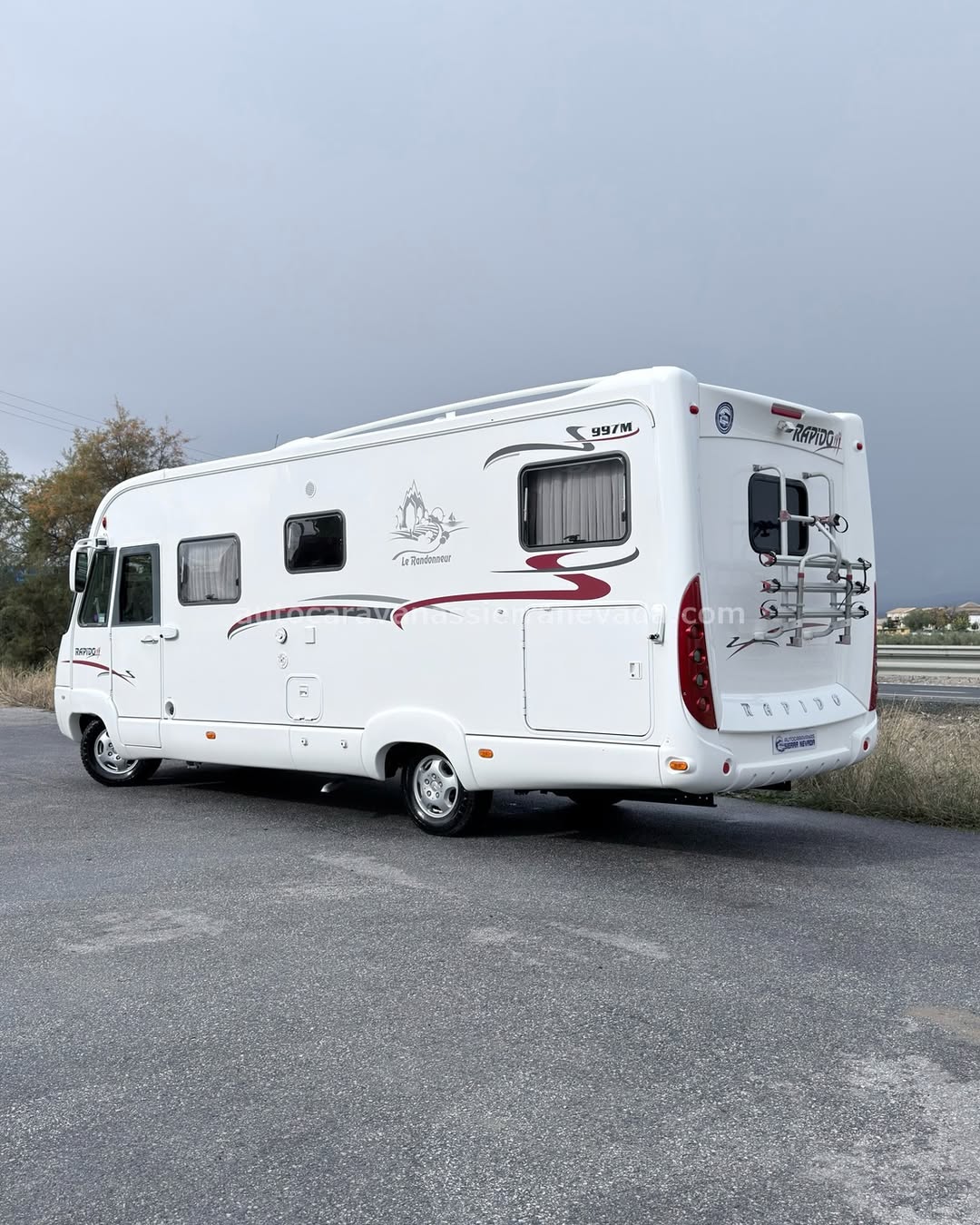 INTEGRAL RAPIDO 997 M Autocaravanas Sierra Nevada empresa con más de 20 años de experiencia en el sector de venta de ocasión os ofrece esta magnífica casa rodante.🗣️👉 Para más información o precio 💵 consulté en nuestra página web www.autocaravanassierranevada.com ➡️🌐💻 o haga click👉🖱️ en nuestro enlace ⬇️👇 https://autocaravanassierranevada.com/listings/rapido-997-m/ ¿Quieres pagar a plazos? Llama y te informamos sin compromiso 📞617795719 📞621251555 EQUIPAMIENTO Y EXTRAS 👇 MOTOR: Fiat Ducato 2.3 Multijet 157cv 5 CILINDROS AÑO: 2007 KM: 161.000KM Medidas exteriores: 7,20m x 2,90m Plazas viajar: 4 Plazas para dormir: 4 Extras y Equipamiento: * Medida maletero con doble portón: (2,20m x 1,10m x 1,20m) * Camas (Transversal/Colgante en cabina) * Cambio Automàtico * Cadena de distribución - Aire acondicionado de motor - ASR - Velocidad de Crucero - Cierre centralizado - Espejos eléctricos - Elevalunas eléctricos(conductor) - Radio (CD) - Camara de Visión trasera - Asientos giratorios - Oscurecedores REMIS en cabina - Mosquiteras en ventanas y claraboyas - Claraboya XXL en salòn - Frigo DOMETIC (220v, Gas, 12v, Auto) 150L capacidad - Extractor de Humos - Ducha con mampara separado de aseo - Baterías de 100ah. - Placa solar de 100w. - Calefacción Trumatic c - Tv 12v.(DVD-HDMI-USB) - Escalón eléctrico de aluminio - Toldo OMNISTOR de 4,5m. - Baca de aluminio - Patas estabilizadoras - Prtabicis para 3 - Cierres de Seguridad 4 - Maleteros extraibles - Neumáticos reforzados especial camper #autocaravanasgranada #autocaravanaocasion #autocaravanasdeocasion #ventaautocaravana #compraautocaravana #autocaravanabarata #caravaningandalucia #autocaravanasur #granadaturismo #granadaocasion #andaluciavanlife #vanlife #camperlife #motorhome #campervan #viajarenautocaravana #caravaninglife #aventuraenruta #viajeslibres #escapadarural #naturalezaylibertad #viajarporelmundo #rutavanlife #descubreespaña
