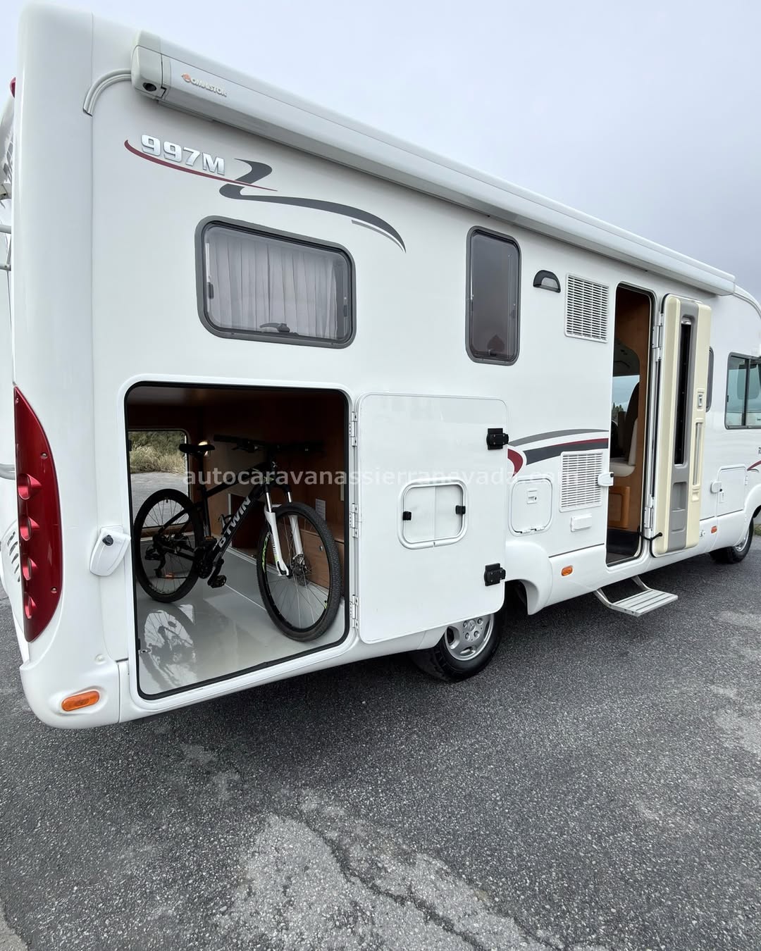 INTEGRAL RAPIDO 997 M Autocaravanas Sierra Nevada empresa con más de 20 años de experiencia en el sector de venta de ocasión os ofrece esta magnífica casa rodante.🗣️👉 Para más información o precio 💵 consulté en nuestra página web www.autocaravanassierranevada.com ➡️🌐💻 o haga click👉🖱️ en nuestro enlace ⬇️👇 https://autocaravanassierranevada.com/listings/rapido-997-m/ ¿Quieres pagar a plazos? Llama y te informamos sin compromiso 📞617795719 📞621251555 EQUIPAMIENTO Y EXTRAS 👇 MOTOR: Fiat Ducato 2.3 Multijet 157cv 5 CILINDROS AÑO: 2007 KM: 161.000KM Medidas exteriores: 7,20m x 2,90m Plazas viajar: 4 Plazas para dormir: 4 Extras y Equipamiento: * Medida maletero con doble portón: (2,20m x 1,10m x 1,20m) * Camas (Transversal/Colgante en cabina) * Cambio Automàtico * Cadena de distribución - Aire acondicionado de motor - ASR - Velocidad de Crucero - Cierre centralizado - Espejos eléctricos - Elevalunas eléctricos(conductor) - Radio (CD) - Camara de Visión trasera - Asientos giratorios - Oscurecedores REMIS en cabina - Mosquiteras en ventanas y claraboyas - Claraboya XXL en salòn - Frigo DOMETIC (220v, Gas, 12v, Auto) 150L capacidad - Extractor de Humos - Ducha con mampara separado de aseo - Baterías de 100ah. - Placa solar de 100w. - Calefacción Trumatic c - Tv 12v.(DVD-HDMI-USB) - Escalón eléctrico de aluminio - Toldo OMNISTOR de 4,5m. - Baca de aluminio - Patas estabilizadoras - Prtabicis para 3 - Cierres de Seguridad 4 - Maleteros extraibles - Neumáticos reforzados especial camper #autocaravanasgranada #autocaravanaocasion #autocaravanasdeocasion #ventaautocaravana #compraautocaravana #autocaravanabarata #caravaningandalucia #autocaravanasur #granadaturismo #granadaocasion #andaluciavanlife #vanlife #camperlife #motorhome #campervan #viajarenautocaravana #caravaninglife #aventuraenruta #viajeslibres #escapadarural #naturalezaylibertad #viajarporelmundo #rutavanlife #descubreespaña