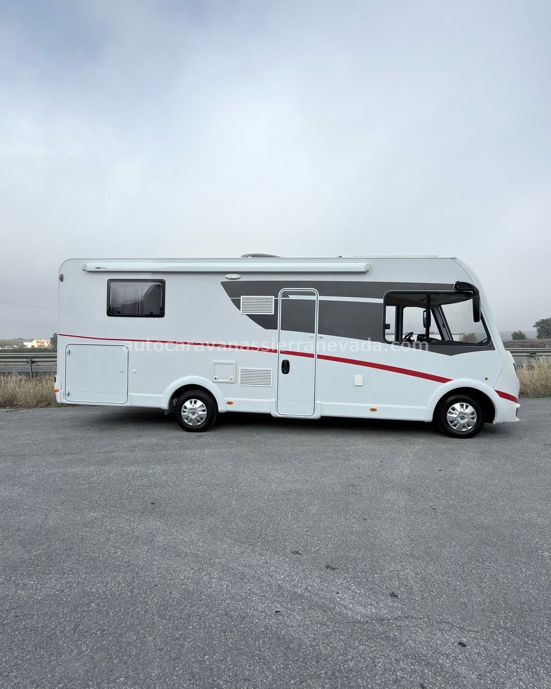 INTEGRAL SUNLIGHT I69L Autocaravanas Sierra Nevada empresa con más de 20 años de experiencia en el sector de venta de ocasión os ofrece esta magnífica casa rodante.🗣️👉 Para más información o precio 💵 consulté en nuestra página web www.autocaravanassierranevada.com ➡️🌐💻 o haga click👉🖱️ en nuestro enlace ⬇️👇 https://autocaravanassierranevada.com/listings/sunlight-i69l/ ¿Quieres pagar a plazos? Llama y te informamos sin compromiso 📞617795719 📞621251555 EQUIPAMIENTO Y EXTRAS 👇 MOTOR: Fiat Ducato 2.3 Multijet 130cv AÑO: 2018 KM: 26.000KM Medidas exteriores: 7,30m x 2,90m Plazas viajar: 4 Plazas para dormir: 4 Extras y Equipamiento: * Medida maletero con doble portón: (2,20m x 1,25m x 1,00m) * Camas (Isla/Colgante en cabina) - Aire acondicionado de motor - AirBag(conductor y copiloto) - Velocidad de Crucero - Cierre centralizado(en cabina) - Espejos eléctricos - Elevalunas eléctricos(conductor) - Radio (CD-USB-AUX) - Camara de Visión trasera - Asientos giratorios - Oscurecedores REMIS en cabina - Mosquiteras en ventanas, claraboyas y puerta principal - Claraboyas Transparentes y Claraboya XXL en salón - Frigo THETFORD (220v, Gas, 12v, Auto) 167L capacidad - Ducha con mampara separada de aseo - Baterías de 100ah. - Placa solar de 100w. - Calefacción Truma Combi - Tv 12v.(DVD-HDMI-USB) - Escalón doble peldaño integrado - Toldo THULE de 4m. - Prtabicis para 3 - Neumáticos reforzados especial camper #autocaravanasgranada #autocaravanaocasion #autocaravanasdeocasion ventaautocaravana compraautocaravana autocaravanabarata caravaningandalucia autocaravanasur granadaturismo granadaocasion andaluciavanlife vanlife camperlife motorhome campervan viajarenautocaravana caravaninglife aventuraenruta viajeslibres escapadarural naturalezaylibertad viajarporelmundo rutavanlife descubreespaña