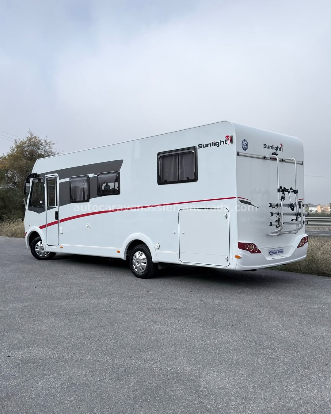 INTEGRAL SUNLIGHT I69L Autocaravanas Sierra Nevada empresa con más de 20 años de experiencia en el sector de venta de ocasión os ofrece esta magnífica casa rodante.🗣️👉 Para más información o precio 💵 consulté en nuestra página web www.autocaravanassierranevada.com ➡️🌐💻 o haga click👉🖱️ en nuestro enlace ⬇️👇 https://autocaravanassierranevada.com/listings/sunlight-i69l/ ¿Quieres pagar a plazos? Llama y te informamos sin compromiso 📞617795719 📞621251555 EQUIPAMIENTO Y EXTRAS 👇 MOTOR: Fiat Ducato 2.3 Multijet 130cv AÑO: 2018 KM: 26.000KM Medidas exteriores: 7,30m x 2,90m Plazas viajar: 4 Plazas para dormir: 4 Extras y Equipamiento: * Medida maletero con doble portón: (2,20m x 1,25m x 1,00m) * Camas (Isla/Colgante en cabina) - Aire acondicionado de motor - AirBag(conductor y copiloto) - Velocidad de Crucero - Cierre centralizado(en cabina) - Espejos eléctricos - Elevalunas eléctricos(conductor) - Radio (CD-USB-AUX) - Camara de Visión trasera - Asientos giratorios - Oscurecedores REMIS en cabina - Mosquiteras en ventanas, claraboyas y puerta principal - Claraboyas Transparentes y Claraboya XXL en salón - Frigo THETFORD (220v, Gas, 12v, Auto) 167L capacidad - Ducha con mampara separada de aseo - Baterías de 100ah. - Placa solar de 100w. - Calefacción Truma Combi - Tv 12v.(DVD-HDMI-USB) - Escalón doble peldaño integrado - Toldo THULE de 4m. - Prtabicis para 3 - Neumáticos reforzados especial camper #autocaravanasgranada #autocaravanaocasion #autocaravanasdeocasion #ventaautocaravana #compraautocaravana #autocaravanabarata #caravaningandalucia #autocaravanasur #granadaturismo #granadaocasion #andaluciavanlife #vanlife #camperlife #motorhome #campervan #viajarenautocaravana #caravaninglife #aventuraenruta #viajeslibres #escapadarural #naturalezaylibertad #viajarporelmundo #rutavanlife #descubreespaña