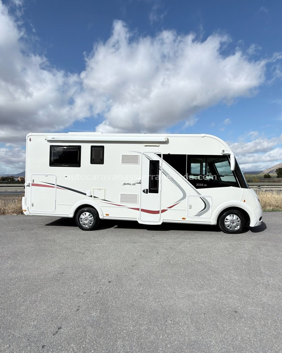 Integral CHALLENGER SIRIUS 2088 EB Autocaravanas Sierra Nevada empresa con más de 20 años de experiencia en el sector de venta de ocasión os ofrece esta magnífica casa rodante.🗣️👉 Para más información o precio 💵 consulté en nuestra página web www.autocaravanassierranevada.com ➡️🌐💻 o haga click👉🖱️ en nuestro enlace ⬇️👇 https://autocaravanassierranevada.com/listings/challenger-sirius-2088-eb/ ¿Quieres pagar a plazos? Llama y te informamos sin compromiso 📞617795719 📞621251555 Extras 👇 MOTOR: Fiat Ducati 2.3 MultiJet 130cv AÑO: 2017 KM: 33.000 Medidas exteriores: 6,80m x 3,00m Plazas viajar: 4 Plazas dormir: 4 * Medida Garaje con doble portón : (2,15m x 1,00m x 1,20m) * Camas (Isla elevable / Colgante en cabina) Extras y Equipamiento: - Aire acondicionado (de motor) - AirBag ( conductor y copiloto) - Velocidad de Crucero - Cierre centralizado - Espejos eléctricos - Elevalunas eléctricos (sólo conductor) - Radio (CD-MP3-USB) - Cámara de visión trasera - Asientos giratorios - Sensor de aparcamiento - Oscurecedores REMIS en cabina completa - Mosquiteras en ventanas, claraboyas y puerta principal - Claraboya xxl en salón - Frigo THETFORD (220v, Gas, 12v, Auto) 175L capacidad - Ducha con mampara separada de aseo - Batería de 100ah. - Placa solar de 100w. - Calefacción Truma Inet Ready - Escalón de doble peldaño integrado - Toldo THULE de 3,5m. - Portabicis para 3 - 3 Cierres de seguridad - Neumáticos reforzados especial camper #autocaravanasgranada #autocaravanaocasion #autocaravanasdeocasion #ventaautocaravana #compraautocaravana #autocaravanabarata #caravaningandalucia #autocaravanasur #granadaturismo #granadaocasion #andaluciavanlife #vanlife #camperlife #motorhome #campervan #viajarenautocaravana #caravaninglife #aventuraenruta #viajeslibres #escapadarural #naturalezaylibertad #viajarporelmundo #rutavanlife #descubreespaña #autocaravanaspain