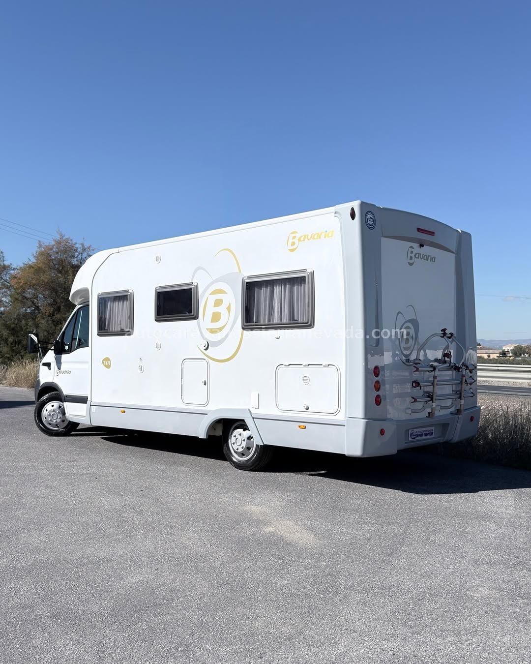 PERFILADA BAVARIA T670 Autocaravanas Sierra Nevada empresa con más de 20 años de experiencia en el sector de venta de ocasión os ofrece esta magnífica casa rodante.🗣️👉 Para más información o precio 💵 consulté en nuestra página web www.autocaravanassierranevada.com ➡️🌐💻 o haga click👉🖱️ en nuestro enlace ⬇️👇 https://autocaravanassierranevada.com/listings/bavaria-t670/ ¿Quieres pagar a plazos? Llama y te informamos sin compromiso 📞617795719 📞621251555 EQUIPAMIENTO Y EXTRAS 👇 MOTOR RENAULT 2.5 DCI 150CV AÑO: 2009 KM: 93.000 Medidas exteriores: 6,70m x 2,80xm Plazas viajar: 4 Plazas para dormir: 4 Extras y Equipamiento: * Medida maletero con doble portón: (1,400m x 1,95m x 0,60m) * Camas (Isla/Colgante en cabina) * Medida maletero con doble portón: (1,40m x 1,95m x 0,60m) * Camas (Francesa/Salón Convertible) - Aire acondicionado de motor - AirBag(conductor) - Cierre centralizado(en cabina) - Espejos eléctricos - Elevalunas eléctricos - Radio (USB-SD-BT-AUX) - Asientos giratorios - Oscurecedores REMIS en cabina - Mosquiteras en ventanas y claraboyas - Claraboya XXL en salón - Frigo DOMETIC (220v, Gas, 12v, Auto) 142L capacidad - Horno a gas - Extractor de humos - Ducha con mampara dentro de aseo - Baterías de 100ah. - Placa solar de 100w. - Calefacción Truma Combi - Escalón eléctrico de aluminio - Toldo OMNISTOR de 3,5m. - Portabicis para 3 - Neumáticos reforzados especial camper #autocaravanasgranada #autocaravanaocasion #autocaravanasdeocasion