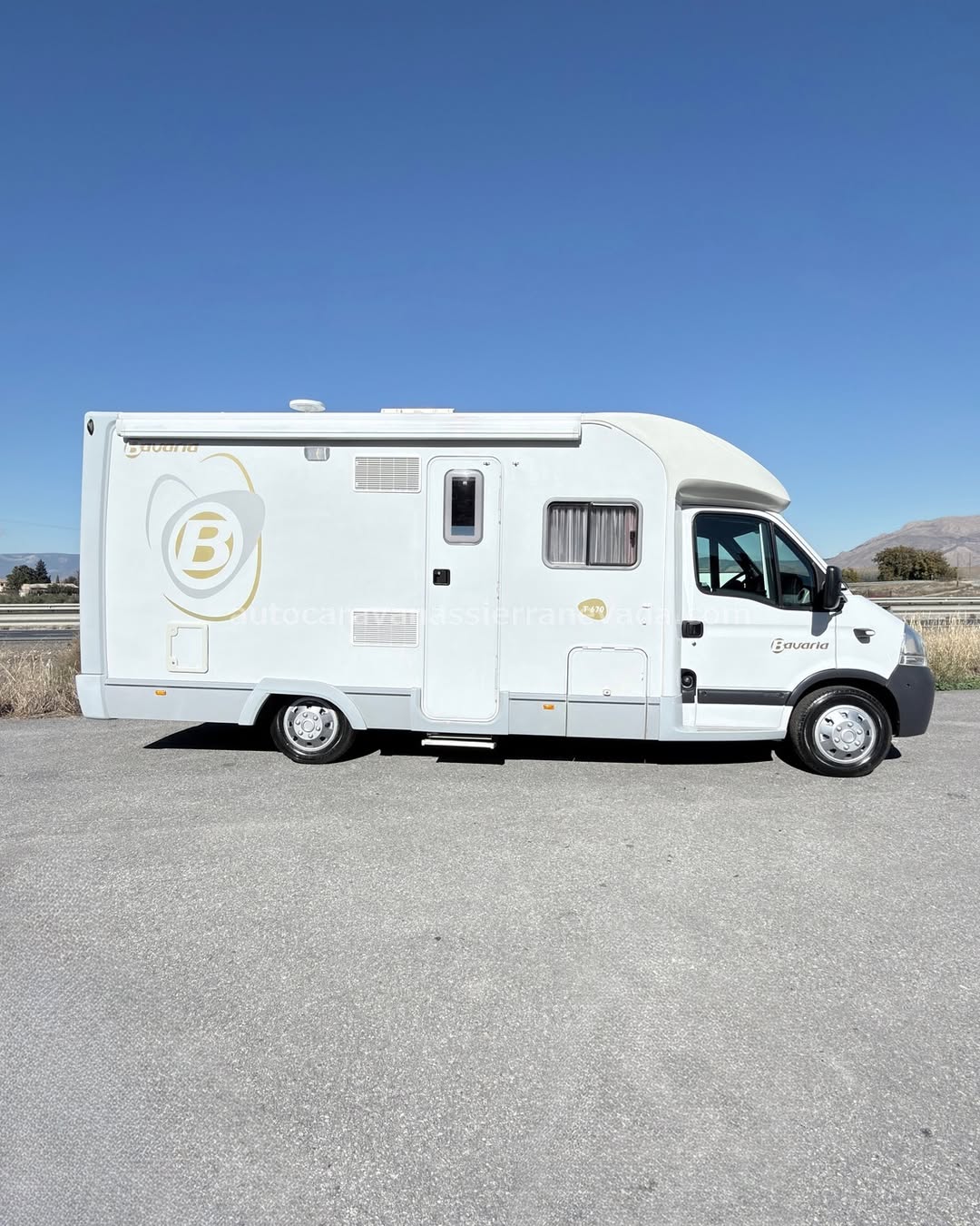 PERFILADA BAVARIA T670 Autocaravanas Sierra Nevada empresa con más de 20 años de experiencia en el sector de venta de ocasión os ofrece esta magnífica casa rodante.🗣️👉 Para más información o precio 💵 consulté en nuestra página web www.autocaravanassierranevada.com ➡️🌐💻 o haga click👉🖱️ en nuestro enlace ⬇️👇 https://autocaravanassierranevada.com/listings/bavaria-t670/ ¿Quieres pagar a plazos? Llama y te informamos sin compromiso 📞617795719 📞621251555 EQUIPAMIENTO Y EXTRAS 👇 MOTOR RENAULT 2.5 DCI 150CV AÑO: 2009 KM: 93.000 Medidas exteriores: 6,70m x 2,80xm Plazas viajar: 4 Plazas para dormir: 4 Extras y Equipamiento: * Medida maletero con doble portón: (1,400m x 1,95m x 0,60m) * Camas (Isla/Colgante en cabina) * Medida maletero con doble portón: (1,40m x 1,95m x 0,60m) * Camas (Francesa/Salón Convertible) - Aire acondicionado de motor - AirBag(conductor) - Cierre centralizado(en cabina) - Espejos eléctricos - Elevalunas eléctricos - Radio (USB-SD-BT-AUX) - Asientos giratorios - Oscurecedores REMIS en cabina - Mosquiteras en ventanas y claraboyas - Claraboya XXL en salón - Frigo DOMETIC (220v, Gas, 12v, Auto) 142L capacidad - Horno a gas - Extractor de humos - Ducha con mampara dentro de aseo - Baterías de 100ah. - Placa solar de 100w. - Calefacción Truma Combi - Escalón eléctrico de aluminio - Toldo OMNISTOR de 3,5m. - Portabicis para 3 - Neumáticos reforzados especial camper #autocaravanasgranada #autocaravanaocasion #autocaravanasdeocasion