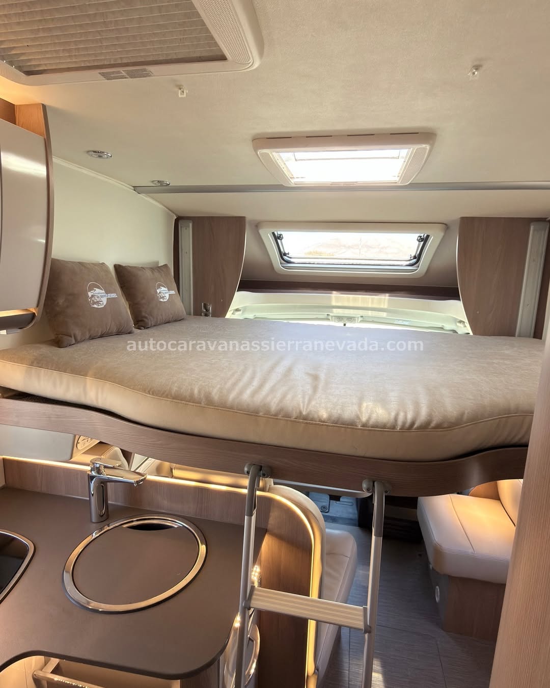 PERFILADA BURSTNER HARMONY LINE IT 700 Autocaravanas Sierra Nevada empresa con más de 20 años de experiencia en el sector de venta de ocasión os ofrece esta magnífica casa rodante.🗣️👉 Para más información o precio 💵 consulté en nuestra página web www.autocaravanassierranevada.com ➡️🌐💻 o haga click👉🖱️ en nuestro enlace ⬇️👇 https://autocaravanassierranevada.com/listings/burstner-harmony-line-it-700/ ¿Quieres pagar a plazos? Llama y te informamos sin compromiso 📞617 79 57 19 📞687 85 35 11 EQUIPAMIENTO Y EXTRAS 👇 MOTOR: CITROEN/PEUGEOT PSA 2.0 130CV AÑO: 2017 KM: 68.000 Medidas exteriores: 7,00m x 2,90m Plazas: 4 Extras y Equipamiento: * Medida maletero con doble portón: (2,20m x 1,00m x 1,20m) * Camas (Isla elevable /Colgante elèctrica en salón) - Aire acondicionado de motor - AirBag(conductor y copiloto) - ASR - Velocidad de Crucero - Cierre centralizado - Espejos eléctricos - Elevalunas eléctricos - Radio (2DIN-CD-USB-BT-AUX) - Camara de Visión trasera - Asientos giratorios - Oscurecedores REMIS en cabina - Mosquiteras en ventanas, claraboyas y puerta principal - Claraboya XXL panoramica en cabina - Aire Acondicionado a 220v - Frigo DOMETIC (220v, Gas, 12v, Auto) 151L capacidad - Ducha con mampara separada de aseo - Inversor 1.000W - Baterías de 100ah. - Placa solar de 100w. - Calefacción Truma Inet Ready a gasoil - TV 12v SMART TV(TDT-HDMI-USB) - Escalón eléctrico de aluminio - Toldo FIAMMA de 4m. - Portabicis para 2 - Neumáticos reforzados especial camper www.autocaravanassierranevada.com #autocaravanasgranada #autocaravanaocasion #autocaravanasdeocasion