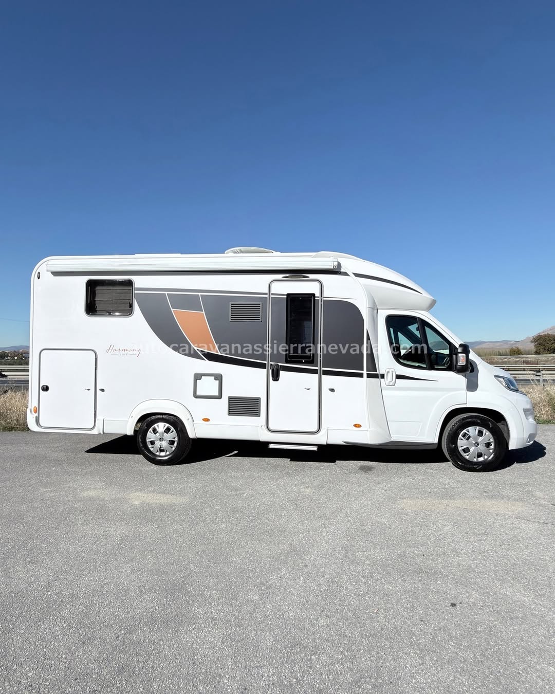 PERFILADA BURSTNER HARMONY LINE IT 700

Autocaravanas Sierra Nevada empresa con más de 20 años de experiencia en el sector de venta de ocasión os ofrece esta magnífica casa rodante.🗣️👉 Para más información o precio 💵 consulté en nuestra página web

www.autocaravanassierranevada.com

➡️🌐💻 o haga click👉🖱️ en nuestro enlace ⬇️👇

https://autocaravanassierranevada.com/listings/burstner-harmony-line-it-700/

¿Quieres pagar a plazos?
Llama y te informamos sin compromiso

📞617 79 57 19
📞687 85 35 11

EQUIPAMIENTO Y EXTRAS 👇

MOTOR: CITROEN/PEUGEOT PSA 2.0 130CV
AÑO: 2017
KM: 68.000
Medidas exteriores: 7,00m x 2,90m
Plazas: 4

Extras y Equipamiento:
* Medida maletero con doble portón: (2,20m x 1,00m x 1,20m)
* Camas (Isla elevable /Colgante elèctrica en salón)

- Aire acondicionado de motor
- AirBag(conductor y copiloto)
- ASR
- Velocidad de Crucero
- Cierre centralizado
- Espejos eléctricos
- Elevalunas eléctricos
- Radio (2DIN-CD-USB-BT-AUX)
- Camara de Visión trasera
- Asientos giratorios
- Oscurecedores REMIS en cabina
- Mosquiteras en ventanas, claraboyas y puerta principal
- Claraboya XXL panoramica en cabina
- Aire Acondicionado a 220v
- Frigo DOMETIC (220v, Gas, 12v, Auto) 151L capacidad
- Ducha con mampara separada de aseo
- Inversor 1.000W
- Baterías de 100ah.
- Placa solar de 100w.
- Calefacción Truma Inet Ready a gasoil
- TV 12v SMART TV(TDT-HDMI-USB)
- Escalón eléctrico de aluminio
- Toldo FIAMMA de 4m.
- Portabicis para 2
- Neumáticos reforzados especial camper

www.autocaravanassierranevada.com

#autocaravanasgranada
#autocaravanaocasion
#autocaravanasdeocasion
#ventaautocaravana
#compraautocaravana
#autocaravanabarata
#caravaningandalucia
#autocaravanasur
#granadaturismo
#granadaocasion
#andaluciavanlife
#vanlife
#camperlife
#motorhome
#campervan
#viajarenautocaravana
#caravaninglife
#aventuraenruta
#viajeslibres
#escapadarural
#naturalezaylibertad
#viajarporelmundo
#rutavanlife
#descubreespaña