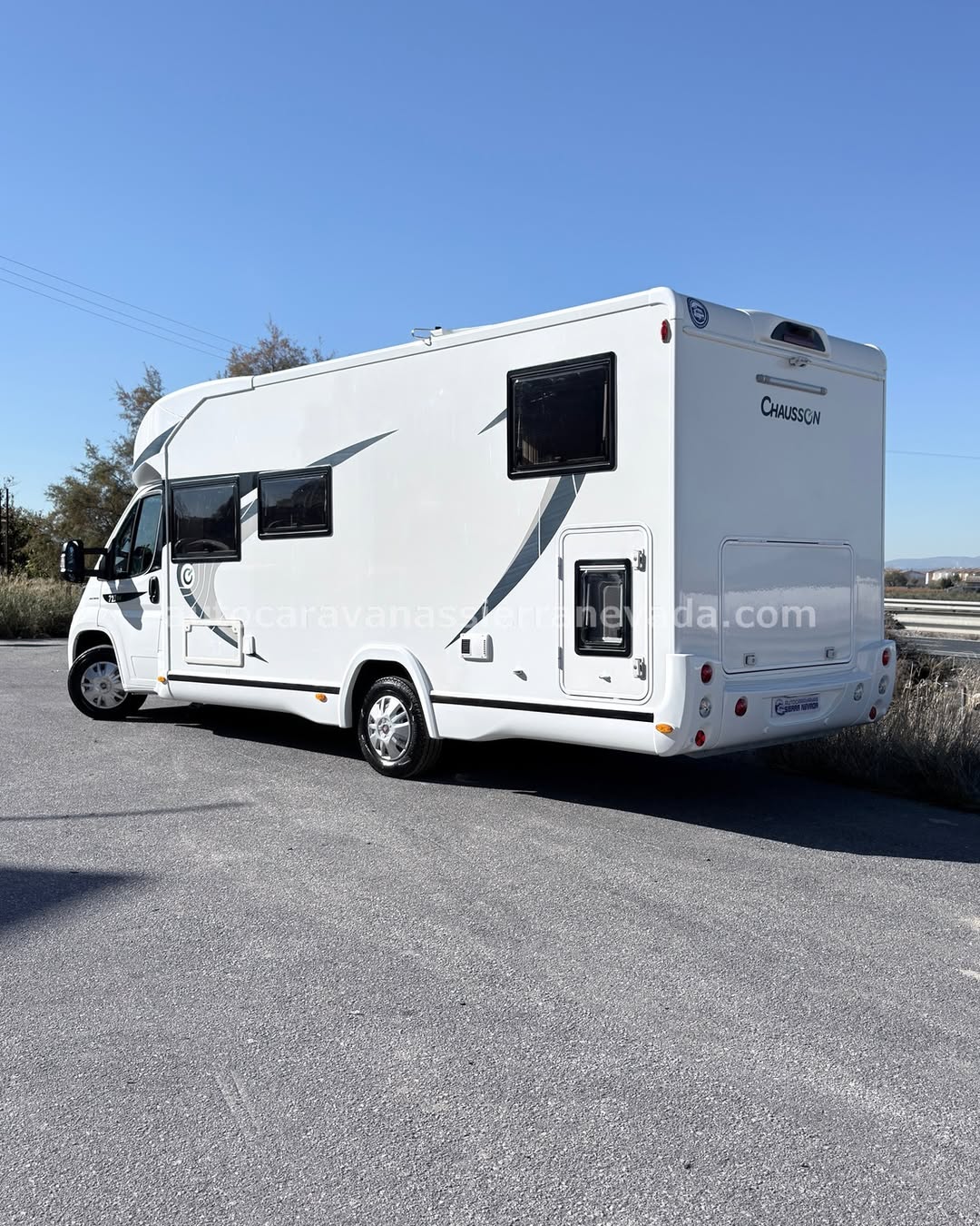 PERFILADA CHAUSSON 727 GA Autocaravanas Sierra Nevada empresa con más de 20 años de experiencia en el sector de venta de ocasión os ofrece esta magnífica casa rodante.🗣️👉 Para más información o precio 💵 consulté en nuestra página web www.autocaravanassierranevada.com ➡️🌐💻 o haga click👉🖱️ en nuestro enlace ⬇️👇 https://autocaravanassierranevada.com/listings/chausson-727-ga/ ¿Quieres pagar a plazos? Llama y te informamos sin compromiso 📞617 79 57 19 📞687 85 35 11 EQUIPAMIENTO Y EXTRAS 👇 MOTOR: FIAT DUCATO 2.3 MULTIJET 130CV AÑO: 2017 KM: 91.000 Medidas exteriores: 7,30m x 2,90m Plazas: 5 Extras y Equipamiento: * Medida maletero con 3 accesos: (2,15m x 1,50m x 1,15m) * Camas (Gemelas ampliables /Salón Convertible/Colgante eléctrica en salon) - Aire acondicionado de motor - AirBag(conductor y copiloto) - Velocidad de Crucero - Cierre centralizado en cabina - Espejos eléctricos - Elevalunas eléctricos - Radio (CD-USB-BT-AUX) - Camara de Visión trasera - Asientos giratorios - Oscurecedores REMIS en cabina - Mosquiteras en ventanas, claraboyas y puerta principal - Claraboyas transparentes y Claraboya XXL panoramica en cabina - Frigo THETFORD (220v, Gas, 12v, Auto) 175L capacidad - Ducha con mampara separada de aseo - Baterías de 100ah. - Placa solar de 100w. - Calefacción Truma Inet Ready a gasoil - TV 12v(TDT-HDMI-USB-DVD) - Escalón doble peldaño integrado - Toldo THULE de 4m. - Neumáticos reforzados especial camper www.autocaravanassierranevada.com #autocaravanasgranada #autocaravanaocasion #autocaravanasdeocasion #ventaautocaravana #compraautocaravana #autocaravanabarata #caravaningandalucia #autocaravanasur #granadaturismo #granadaocasion #andaluciavanlife #vanlife #camperlife #motorhome #campervan #viajarenautocaravana #caravaninglife #aventuraenruta #viajeslibres #escapadarural #naturalezaylibertad #viajarporelmundo #rutavanlife #descubreespaña