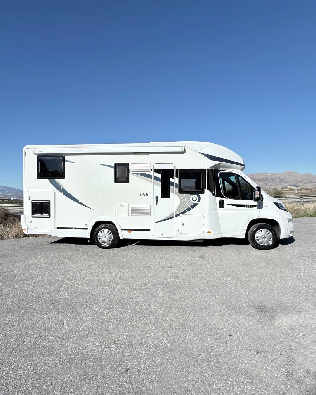 PERFILADA CHAUSSON 727 GA Autocaravanas Sierra Nevada empresa con más de 20 años de experiencia en el sector de venta de ocasión os ofrece esta magnífica casa rodante.🗣️👉 Para más información o precio 💵 consulté en nuestra página web www.autocaravanassierranevada.com ➡️🌐💻 o haga click👉🖱️ en nuestro enlace ⬇️👇 https://autocaravanassierranevada.com/listings/chausson-727-ga/ ¿Quieres pagar a plazos? Llama y te informamos sin compromiso 📞617 79 57 19 📞687 85 35 11 EQUIPAMIENTO Y EXTRAS 👇 MOTOR: FIAT DUCATO 2.3 MULTIJET 130CV AÑO: 2017 KM: 91.000 Medidas exteriores: 7,30m x 2,90m Plazas: 5 Extras y Equipamiento: * Medida maletero con 3 accesos: (2,15m x 1,50m x 1,15m) * Camas (Gemelas ampliables /Salón Convertible/Colgante eléctrica en salon) - Aire acondicionado de motor - AirBag(conductor y copiloto) - Velocidad de Crucero - Cierre centralizado en cabina - Espejos eléctricos - Elevalunas eléctricos - Radio (CD-USB-BT-AUX) - Camara de Visión trasera - Asientos giratorios - Oscurecedores REMIS en cabina - Mosquiteras en ventanas, claraboyas y puerta principal - Claraboyas transparentes y Claraboya XXL panoramica en cabina - Frigo THETFORD (220v, Gas, 12v, Auto) 175L capacidad - Ducha con mampara separada de aseo - Baterías de 100ah. - Placa solar de 100w. - Calefacción Truma Inet Ready a gasoil - TV 12v(TDT-HDMI-USB-DVD) - Escalón doble peldaño integrado - Toldo THULE de 4m. - Neumáticos reforzados especial camper www.autocaravanassierranevada.com #autocaravanasgranada #autocaravanaocasion #autocaravanasdeocasion