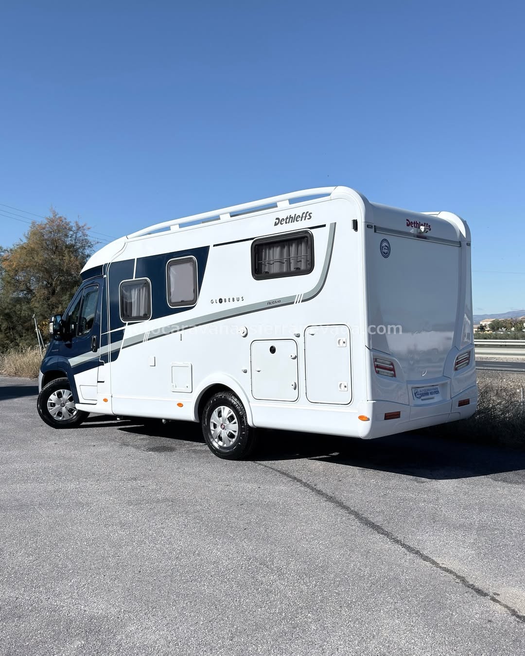 PERFILADA DETHLEFFS GLOBEBUS Autocaravanas Sierra Nevada empresa con más de 20 años de experiencia en el sector de venta de ocasión os ofrece esta magnífica casa rodante.🗣️👉 Para más información o precio 💵 consulté en nuestra página web www.autocaravanassierranevada.com ➡️🌐💻 o haga click👉🖱️ en nuestro enlace ⬇️👇 https://autocaravanassierranevada.com/listings/dethleffs-globebus-active-t15/ ¿Quieres pagar a plazos? Llama y te informamos sin compromiso 📞617795719 📞621251555 EQUIPAMIENTO Y EXTRAS 👇 MOTOR: Fiat Ducato 2.3 Multijet 130cv AÑO: 2015 KM: 87.000KM Medidas exteriores: 6,30m x 2,90m Plazas viajar: 4 Plazas para dormir: 3 Extras y Equipamiento: * Medida maletero con doble portón: (1,95m x 0,90m x 1,20m) * Camas (Transversal) * Suspensión Neumática - Aire acondicionado de motor - AirBag(conductor y copiloto) - Velocidad de Crucero - Cierre centralizado(en cabina) - Espejos eléctricos - Elevalunas eléctricos - Radio (Navegador-2DIN-USB) - Camara de Visión trasera - Asientos giratorios - Oscurecedores REMIS en cabina - Mosquiteras en ventanas, claraboyas y puerta principal - Claraboyas Transparentes y Claraboya panorámica xxl en cabina - Frigo DOMETIC (220v, Gas, 12v, Auto) 160L capacidad - Ducha con mampara dentro de aseo - Baterías de 100ah. - 2 Placa solar de 100w. - Calefacción Trumatic Combi - Tv 12v.(DVD-HDMI-USB) - Escalón eléctrico de aluminio - Toldo FIAMMA de 3m. - Baca de aluminio - Cierres de Seguridad 3 - Neumáticos reforzados especial camper #autocaravanasgranada #autocaravanaocasion #autocaravanasdeocasion #ventaautocaravana #compraautocaravana #autocaravanabarata #caravaningandalucia #autocaravanasur #granadaturismo #granadaocasion #andaluciavanlife #vanlife #camperlife #motorhome #campervan #viajarenautocaravana #caravaninglife #aventuraenruta #viajeslibres #escapadarural #naturalezaylibertad #viajarporelmundo #rutavanlife #descubreespaña