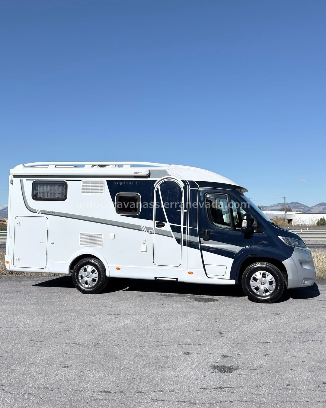 PERFILADA DETHLEFFS GLOBEBUS Autocaravanas Sierra Nevada empresa con más de 20 años de experiencia en el sector de venta de ocasión os ofrece esta magnífica casa rodante.🗣️👉 Para más información o precio 💵 consulté en nuestra página web www.autocaravanassierranevada.com ➡️🌐💻 o haga click👉🖱️ en nuestro enlace ⬇️👇 https://autocaravanassierranevada.com/listings/dethleffs-globebus-active-t15/ ¿Quieres pagar a plazos? Llama y te informamos sin compromiso 📞617795719 📞621251555 EQUIPAMIENTO Y EXTRAS 👇 MOTOR: Fiat Ducato 2.3 Multijet 130cv AÑO: 2015 KM: 87.000KM Medidas exteriores: 6,30m x 2,90m Plazas viajar: 4 Plazas para dormir: 3 Extras y Equipamiento: * Medida maletero con doble portón: (1,95m x 0,90m x 1,20m) * Camas (Transversal) * Suspensión Neumática - Aire acondicionado de motor - AirBag(conductor y copiloto) - Velocidad de Crucero - Cierre centralizado(en cabina) - Espejos eléctricos - Elevalunas eléctricos - Radio (Navegador-2DIN-USB) - Camara de Visión trasera - Asientos giratorios - Oscurecedores REMIS en cabina - Mosquiteras en ventanas, claraboyas y puerta principal - Claraboyas Transparentes y Claraboya panorámica xxl en cabina - Frigo DOMETIC (220v, Gas, 12v, Auto) 160L capacidad - Ducha con mampara dentro de aseo - Baterías de 100ah. - 2 Placa solar de 100w. - Calefacción Trumatic Combi - Tv 12v.(DVD-HDMI-USB) - Escalón eléctrico de aluminio - Toldo FIAMMA de 3m. - Baca de aluminio - Cierres de Seguridad 3 - Neumáticos reforzados especial camper #autocaravanasgranada #autocaravanaocasion #autocaravanasdeocasion ventaautocaravana compraautocaravana autocaravanabarata caravaningandalucia autocaravanasur granadaturismo granadaocasion andaluciavanlife vanlife camperlife motorhome campervan viajarenautocaravana caravaninglife aventuraenruta viajeslibres escapadarural naturalezaylibertad viajarporelmundo rutavanlife descubreespaña