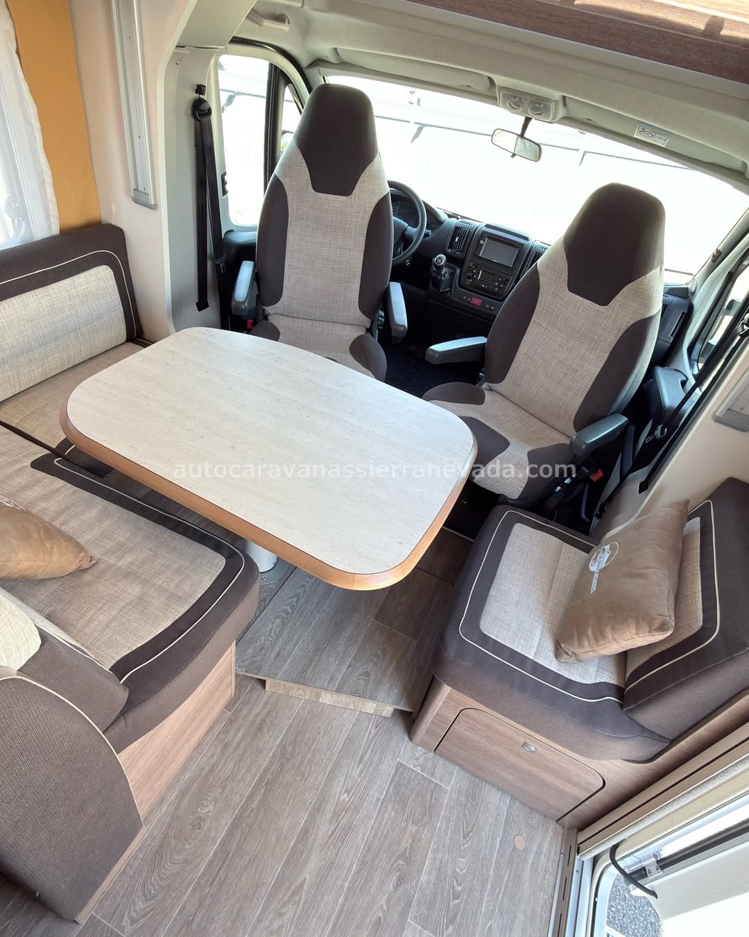 PERFILADA DETHLEFFS TREND 7057 DBM Autocaravanas Sierra Nevada empresa con más de 20 años de experiencia en el sector de venta de ocasión os ofrece esta magnífica casa rodante.🗣️👉 Para más información o precio 💵 consulté en nuestra página web www.autocaravanassierranevada.com ➡️🌐💻 o haga click👉🖱️ en nuestro enlace ⬇️👇 https://autocaravanassierranevada.com/listings/dethleffs-trend-7057-dbm/ ¿Quieres pagar a plazos? Llama y te informamos sin compromiso 📞617795719 📞621251555 EQUIPAMIENTO Y EXTRAS 👇 MOTOR: Fiat Ducato 2.3 Multijet 130cv AÑO: 2016 KM: 48.000km Medidas exteriores: 7,30m x 2,90m Plazas viajar: 4 Plazas para dormir: 4 Extras y Equipamiento: * Medida maletero con doble portón: (2,20m x 1,20m x 1,00m) * Camas (Isla/Colgante eléctrica en salón) - Aire acondicionado de motor - AirBag(conductor y copiloto) - Velocidad de Crucero - Cierre centralizado - Espejos eléctricos - Elevalunas eléctricos - Radio (Navegador-2DIN-USB-SD-BT-AUX) - Camara de Visión trasera(en radio) - Asientos giratorios - Oscurecedores REMIS en cabina - Mosquiteras en ventanas, claraboyas y puerta principal - Claraboyas Transparentes y Claraboya panorámica xxl en cabina - Frigo THETFORD (220v, Gas, 12v, Auto) 142L capacidad - Ducha con mampara separada de aseo - Baterías de 100ah. - Placa solar de 100w. - Calefacción Trumatic Combi - 2 Tv 12v.(TDT-HDMI-USB) - Escalón eléctrico de aluminio - Toldo THULE de 4,5m. - Ducha exterior - Neumáticos reforzados especial camper #autocaravanasgranada #autocaravanaocasion #autocaravanasdeocasion ventaautocaravana compraautocaravana autocaravanabarata caravaningandalucia autocaravanasur granadaturismo granadaocasion andaluciavanlife vanlife camperlife motorhome campervan viajarenautocaravana caravaninglife aventuraenruta viajeslibres escapadarural naturalezaylibertad viajarporelmundo rutavanlife descubreespaña