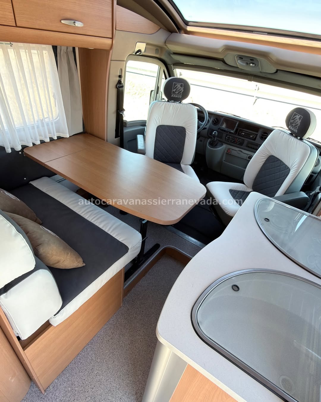 PERFILADA KNAUS LT SILVER LINE Autocaravanas Sierra Nevada empresa con más de 20 años de experiencia en el sector de venta de ocasión os ofrece esta magnífica casa rodante.🗣️👉 Para más información o precio 💵 consulté en nuestra página web www.autocaravanassierranevada.com ➡️🌐💻 o haga click👉🖱️ en nuestro enlace ⬇️👇 https://autocaravanassierranevada.com/listings/knaus-lt-silver-line/ ¿Quieres pagar a plazos? Llama y te informamos sin compromiso 📞617 79 57 19 📞687 85 35 11 EQUIPAMIENTO Y EXTRAS 👇 MOTOR: RENAULT 2.5 DCI 120CV AÑO: 2008 KM: 66.000 Medidas exteriores: 6,40m x 2,70m Plazas: 4 Extras y Equipamiento: * Medida maletero con doble portón: (2,20m x 1,25m x 1,00m) * Camas (Isla/Colgante en cabina) * Medida maletero: (2,20m x 1,50m x 1,15m) * Camas (Transversal/Salón Convertible) - Aire acondicionado de motor - AirBag(conductor y copiloto) - Cierre centralizado en cabina - Espejos eléctricos - Elevalunas eléctricos - Radio (CD-USB-BT-AUX) - Camara de Visión trasera - Asientos giratorios - Oscurecedores REMIS en cabina - Mosquiteras en ventanas, claraboyas - Claraboya panorámica en cabina - Frigo DOMETIC (220v, Gas, 12v, manual) 105L capacidad - Ducha dentro del aseo - Baterías de 95ah. - Placa solar de 100w. con regulador MPPT - Calefacción Truma Trumatic C - TV 12v(TDT-HDMI-USB-DVD) - Escalón integrado - ToldoTRISTOR de 3m. - Portabicis para 3 - 3 Cierres de Seguridad - Neumáticos reforzados especial camper #autocaravanasgranada #autocaravanaocasion #autocaravanasdeocasion