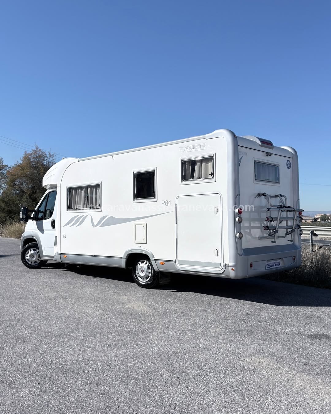 PERFILADA MOBILVETTA KEA P81 Autocaravanas Sierra Nevada empresa con más de 20 años de experiencia en el sector de venta de ocasión os ofrece esta magnífica casa rodante.🗣️👉 Para más información o precio 💵 consulté en nuestra página web www.autocaravanassierranevada.com ➡️🌐💻 o haga click👉🖱️ en nuestro enlace ⬇️👇 https://autocaravanassierranevada.com/listings/mobilvetta-kea-p81/ ¿Quieres pagar a plazos? Llama y te informamos sin compromiso 📞617 79 57 19 📞687 85 35 11 EQUIPAMIENTO Y EXTRAS 👇 MOTOR: FIAT DUCATO 2.3 MULTIJET 130CV AÑO: 2009 KM: 83.000 Medidas exteriores: 7,30m x 2,70m Plazas: 4 Extras y Equipamiento: * Medida maletero con doble acceso: (2,20m x 1,40m x 0,80m) * Camas (Transversal /Salón Convertible) * Salón face to face - Aire acondicionado de motor - AirBag(conductor) - ASR - Cierre centralizado en cabina - Espejos eléctricos - Elevalunas eléctricos - Radio (CD-AXU) - Camara de Visión trasera - Mosquiteras en ventanas, claraboyas - Claraboya xxl en salón - Frigo DOMETIC (220v, Gas, 12v, Auto) 150L capacidad - Extractor de humos - Ducha con mampara dentro de aseo - Baterías de 100ah. - Placa solar de 100w. - Calefacción WEBASTO a gasoil - TV 12v - Escalón doble peldaño integrado - Toldo TRISTOR de 3m. - Portabicis para 3 - Neumáticos reforzados especial camper www.autocaravanassierranevada.com #autocaravanasgranada #autocaravanaocasion #autocaravanasdeocasion