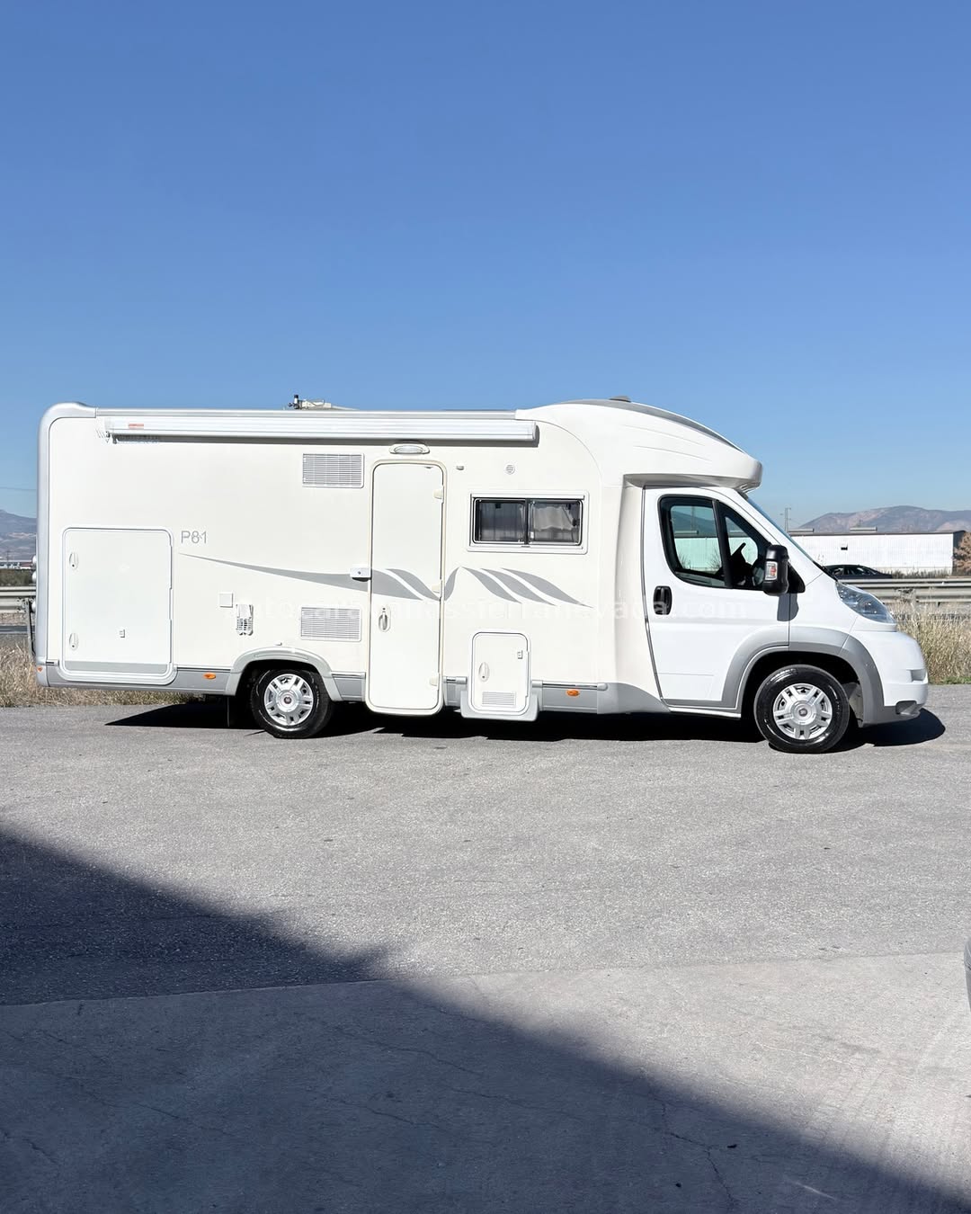 PERFILADA MOBILVETTA KEA P81 Autocaravanas Sierra Nevada empresa con más de 20 años de experiencia en el sector de venta de ocasión os ofrece esta magnífica casa rodante.🗣️👉 Para más información o precio 💵 consulté en nuestra página web www.autocaravanassierranevada.com ➡️🌐💻 o haga click👉🖱️ en nuestro enlace ⬇️👇 https://autocaravanassierranevada.com/listings/mobilvetta-kea-p81/ ¿Quieres pagar a plazos? Llama y te informamos sin compromiso 📞617 79 57 19 📞687 85 35 11 EQUIPAMIENTO Y EXTRAS 👇 MOTOR: FIAT DUCATO 2.3 MULTIJET 130CV AÑO: 2009 KM: 83.000 Medidas exteriores: 7,30m x 2,70m Plazas: 4 Extras y Equipamiento: * Medida maletero con doble acceso: (2,20m x 1,40m x 0,80m) * Camas (Transversal /Salón Convertible) * Salón face to face - Aire acondicionado de motor - AirBag(conductor) - ASR - Cierre centralizado en cabina - Espejos eléctricos - Elevalunas eléctricos - Radio (CD-AXU) - Camara de Visión trasera - Mosquiteras en ventanas, claraboyas - Claraboya xxl en salón - Frigo DOMETIC (220v, Gas, 12v, Auto) 150L capacidad - Extractor de humos - Ducha con mampara dentro de aseo - Baterías de 100ah. - Placa solar de 100w. - Calefacción WEBASTO a gasoil - TV 12v - Escalón doble peldaño integrado - Toldo TRISTOR de 3m. - Portabicis para 3 - Neumáticos reforzados especial camper www.autocaravanassierranevada.com #autocaravanasgranada #autocaravanaocasion #autocaravanasdeocasion #ventaautocaravana #compraautocaravana #autocaravanabarata #caravaningandalucia #autocaravanasur #granadaturismo #granadaocasion #andaluciavanlife #vanlife #camperlife #motorhome #campervan #viajarenautocaravana #caravaninglife #aventuraenruta #viajeslibres #escapadarural #naturalezaylibertad #viajarporelmundo #rutavanlife #descubreespaña