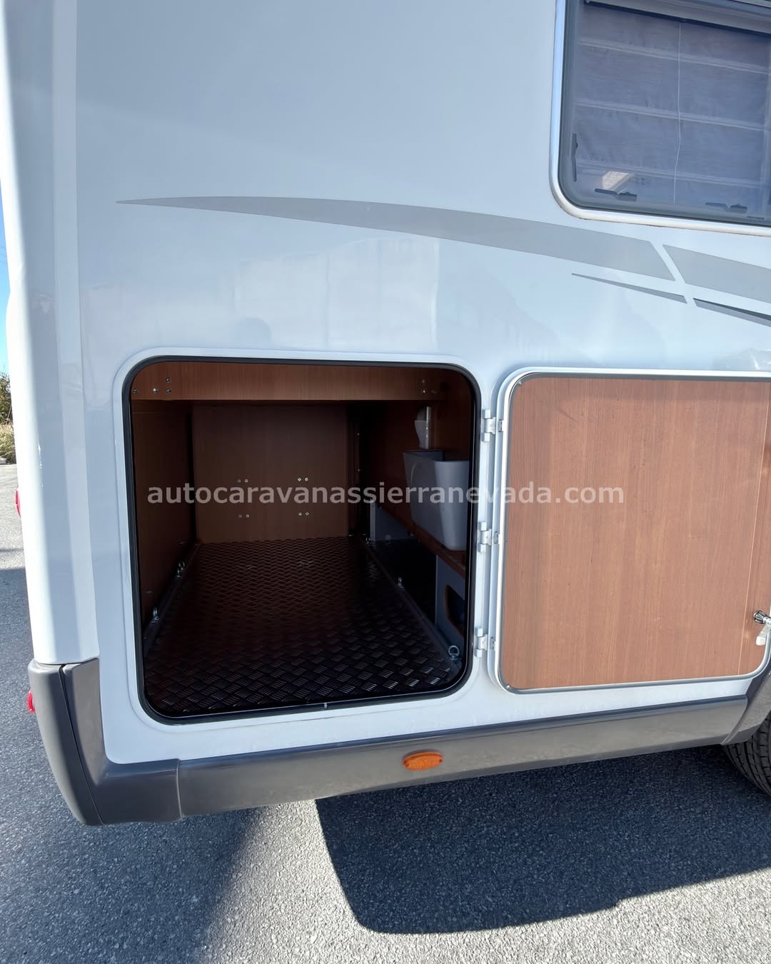 PERFILADA PILOTE REFERENCE P730 Autocaravanas Sierra Nevada empresa con más de 20 años de experiencia en el sector de venta de ocasión os ofrece esta magnífica casa rodante.🗣️👉 Para más información o precio 💵 consulté en nuestra página web www.autocaravanassierranevada.com ➡️🌐💻 o haga click👉🖱️ en nuestro enlace ⬇️👇 https://autocaravanassierranevada.com/listings/pilote-reference-p730/ ¿Quieres pagar a plazos? Llama y te informamos sin compromiso 📞617 79 57 19 📞687 85 35 11 EQUIPAMIENTO Y EXTRAS 👇 MOTOR: FIAT DUCATO 2.3 MULTIJET 130cv AÑO: 2012 KM: 42.000 Medidas exteriores: 7,30m x 3,00m Plazas: 4 Extras y Equipamiento: * Medida maletero: (1,85m x 0,90m x 1,00m) * Camas (Isla /Salón Convertible) - Aire acondicionado de motor - AirBag(conductor) - Velocidad de Crucero - Cierre centralizado en cabina - Espejos eléctricos - Elevalunas eléctricos - Radio (CD-USB-AUX) - Camara de Visión trasera - Asientos giratorios - Oscurecedores REMIS en cabina - Mosquiteras en ventanas, claraboyas y puerta principal - Claraboya panoramica xxl en cabina - Aire Acondicionado a 220v - Frigo DOMETIC (220v, Gas, 12v, Auto) 160L capacidad- Extractor de humos - Ducha con mampara separada de aseo - Baterías de 100ah. - Calefacción Truma Combi - Escalón eléctrico de aluminio - Toldo THULE de 4m. - Portabicis para 2 - Neumáticos reforzados especial camper #autocaravanasgranada #autocaravanaocasion #autocaravanasdeocasion