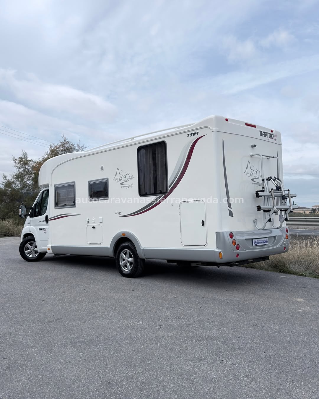PERFILADA RAPIDO 791FF Autocaravanas Sierra Nevada empresa con más de 20 años de experiencia en el sector de venta de ocasión os ofrece esta magnífica casa rodante.🗣️👉 Para más información o precio 💵 consulté en nuestra página web www.autocaravanassierranevada.com ➡️🌐💻 o haga click👉🖱️ en nuestro enlace ⬇️👇 https://autocaravanassierranevada.com/listings/rapido-791ff-3/ ¿Quieres pagar a plazos? Llama y te informamos sin compromiso 📞617 79 57 19 📞687 85 35 11 EQUIPAMIENTO Y EXTRAS 👇 MOTOR: FIAT DUCATO 2.3 MULTIJET 150cv CAMBIO: Automático AÑO: 2013 KM: 63.000KM Medidas exteriores: 7,80m x 3,00m Plazas viajar: 5 Plazas para dormir: 4 Extras y Equipamiento: * Medida maletero con doble portón: (2,20m x 1,10m x 1,00m) * Camas (Isla /Colgante en salón) * Chasis ALKO - Aire acondicionado de motor - AirBag(conductor y copiloto) - Velocidad de Crucero - Cierre centralizado - Espejos eléctricos - Elevalunas eléctricos - Radio (2DIN-CD-USB-SD-BT-AUX) - Camara de Visión trasera - Asientos giratorios - Oscurecedores REMIS en cabina - Mosquiteras en ventanas, claraboyas y puerta principal - Claraboya XXL en cocina y cabina - Frigo DOMETIC (220v, Gas, 12v, Auto) 160L capacidad - Horno a gas - Extractor de humos - Ducha con mampara separada de aseo - Baterías de 100ah. - Placa solar de 100w. - Calefacción Truma Combi y Truma combi E - TV 12v(TDT-HDMI-USB) - Escalón doble peldaño integrado - ToldoTRISTOR de 4m. - Baca de aluminio - Patas estabilizadoras traseras - Portabicis para 2 - Ducha exterior - Neumáticos reforzados especial camper #autocaravanasgranada #autocaravanaocasion #autocaravanasdeocasion