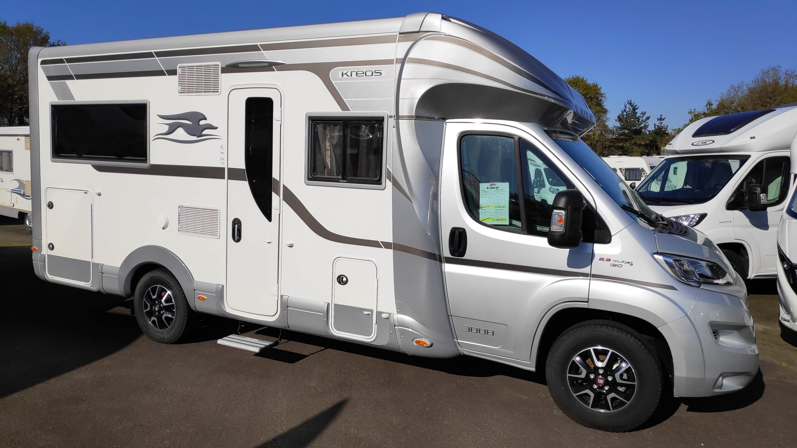 AUTOCARAVANA PERFILADA LAIKA KREOS 3008 Autocaravanas Sierra Nevada empresa con más de 20 años de experiencia en el sector de venta de ocasión os ofrece esta magnífica casa rodante.🗣️👉 Para más información o precio 💵 consulté en nuestra página web www.autocaravanassierranevada.com ➡️🌐💻 o haga click👉🖱️ en nuestro enlace ⬇️👇 https://autocaravanassierranevada.com/listings/laika-kreos-3008/ MOTOR: FIAT DUCATO 3.0 MULTIJET 160 CV AÑO: 2018 KM: 55.000 Medidas exteriores: 7,00m x 2,90m Plazas: 4 Extras y Equipamiento: - Medida maletero con doble acceso: (2,15m x 1,40m x 1, 00m) - Camas (Francesa/Salón convertible) - Aire acondicionado de motor - AirBags (conductor y copiloto) - ASR - Velocidad de Crucero - Cierre centralizado( en cabina ) - Espejos eléctricos - Elevalunas eléctricos - Equipo multimedia - Asientos giratorios - Mosquiteras en ventanas, claraboyas y Puerta principal - Claraboyas transparentes y claraboya panoramica XXL en cabina - Frigo DOMETIC (220v, Gas, 12v, Auto) 150 L capacidad - Horno a Gas - Extractor de humos - Ducha con mampara dentro de aseo - Bateria de 100ah - Calefacción Truma Combl - Escalón eléctrico de aluminio - 2 cierre de seguridad - Neumáticos reforzados especial camper www.autocaravanassierranevada.com #autocaravanasgranada #autocaravanaocasion #autocaravanasdeocasion
