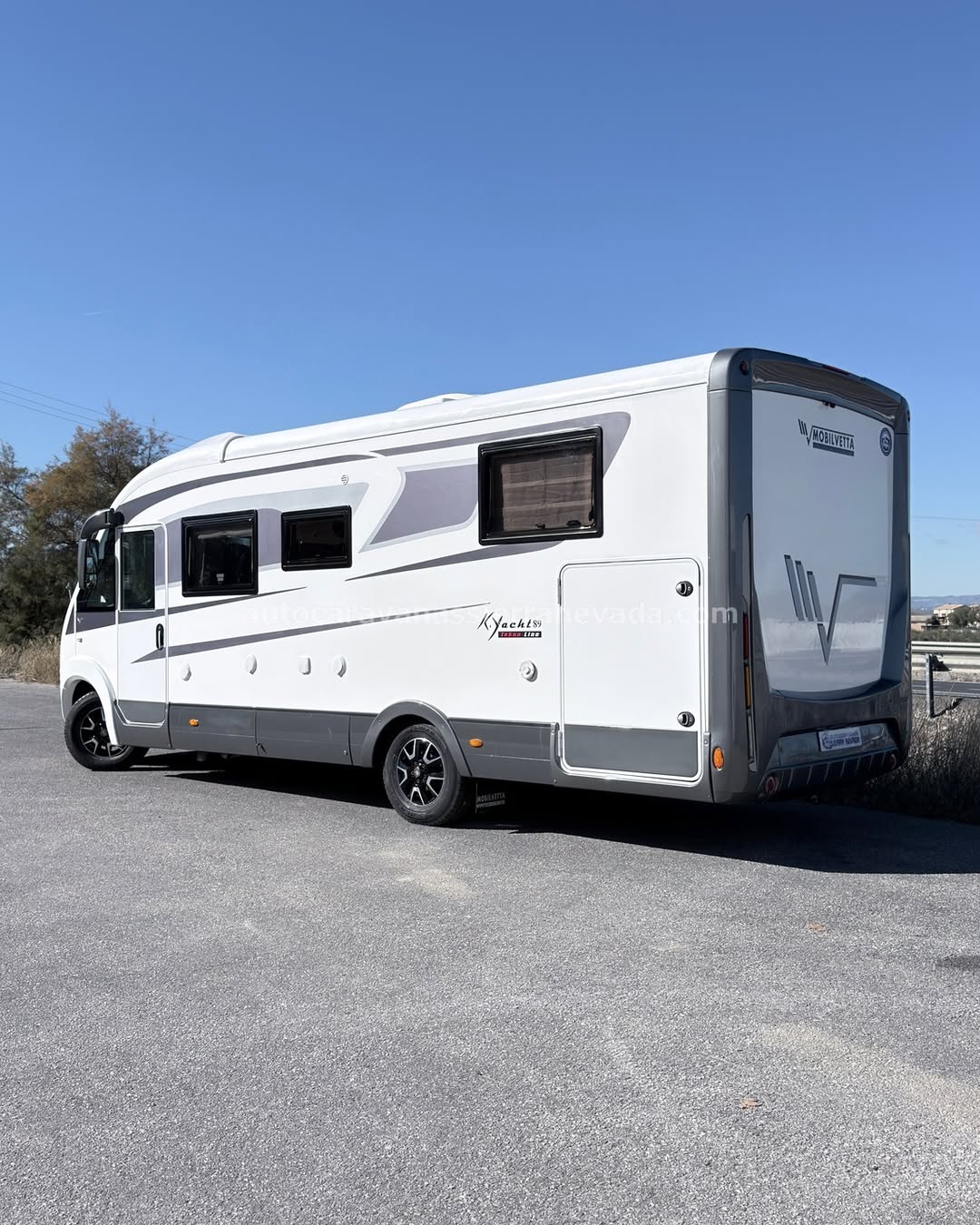 V25/86 INTEGRAL MOVILVETTA K-YACHT 89 TEKNO LINE Autocaravanas Sierra Nevada empresa con más de 20 años de experiencia en el sector de venta de ocasión os ofrece esta magnífica casa rodante.🗣️👉 Para más información o precio 💵 consulté en nuestra página web www.autocaravanassierranevada.com ➡️🌐💻 o haga click👉🖱️ en nuestro enlace ⬇️👇 https://autocaravanassierranevada.com/listings/mobilvetta-k-yacht-8-9/ ¿Quieres pagar a plazos? Llama y te informamos sin compromiso 📞617795719 📞621251555 EQUIPAMIENTO Y EXTRAS 👇 MOTOR: FIAT DUCATO 2.3 MULTIJET 150cv AÑO: 2016 KM: 34.000 Medidas exteriores: 7,40m x 2,90m Plazas viajar: 4 Plazas para dormir: 4 Extras y Equipamiento: * Medida maletero con doble portón: (2,20m x 1,15m x 1,25m) * Camas (Isla elevable/Colgante en cabina) - Aire acondicionado de motor - AirBag - Velocidad de Crucero - Cierre centralizado - Espejos eléctricos - Elevalunas eléctricos(conductor) - Radio (2DIN-CD-USB-SD-BT-AUX-Navegador) - Camara de Visión trasera - Asientos giratorios - Oscurecedores REMIS en cabina - Mosquiteras en ventanas, claraboyas y puerta principal - Claraboya XXL en salón - Aire Acondicionado a 220v - TurboVent - Frigo THETFORD(220v, Gas, 12v, Auto) 145L capacidad - Horno a gas - Extractor de humos - Ducha con mampara separada de aseo - Baterías de 100ah. - Placa solar de 100w. - Calefacción Truma Inet Ready - TV 12v(TDT-HDMI-USB-DVD) - Escalón doble peldaño integrado - Toldo THULE de 4,5m. - Maleteros Laterales - Neumáticos reforzados especial camper #autocaravanasgranada #autocaravanaocasion #autocaravanasdeocasion #ventaautocaravana #compraautocaravana #autocaravanabarata #caravaningandalucia #autocaravanasur #granadaturismo #granadaocasion #andaluciavanlife #vanlife #camperlife #motorhome #campervan #viajarenautocaravana #caravaninglife #aventuraenruta #viajeslibres #escapadarural #naturalezaylibertad #viajarporelmundo #rutavanlife #descubreespaña