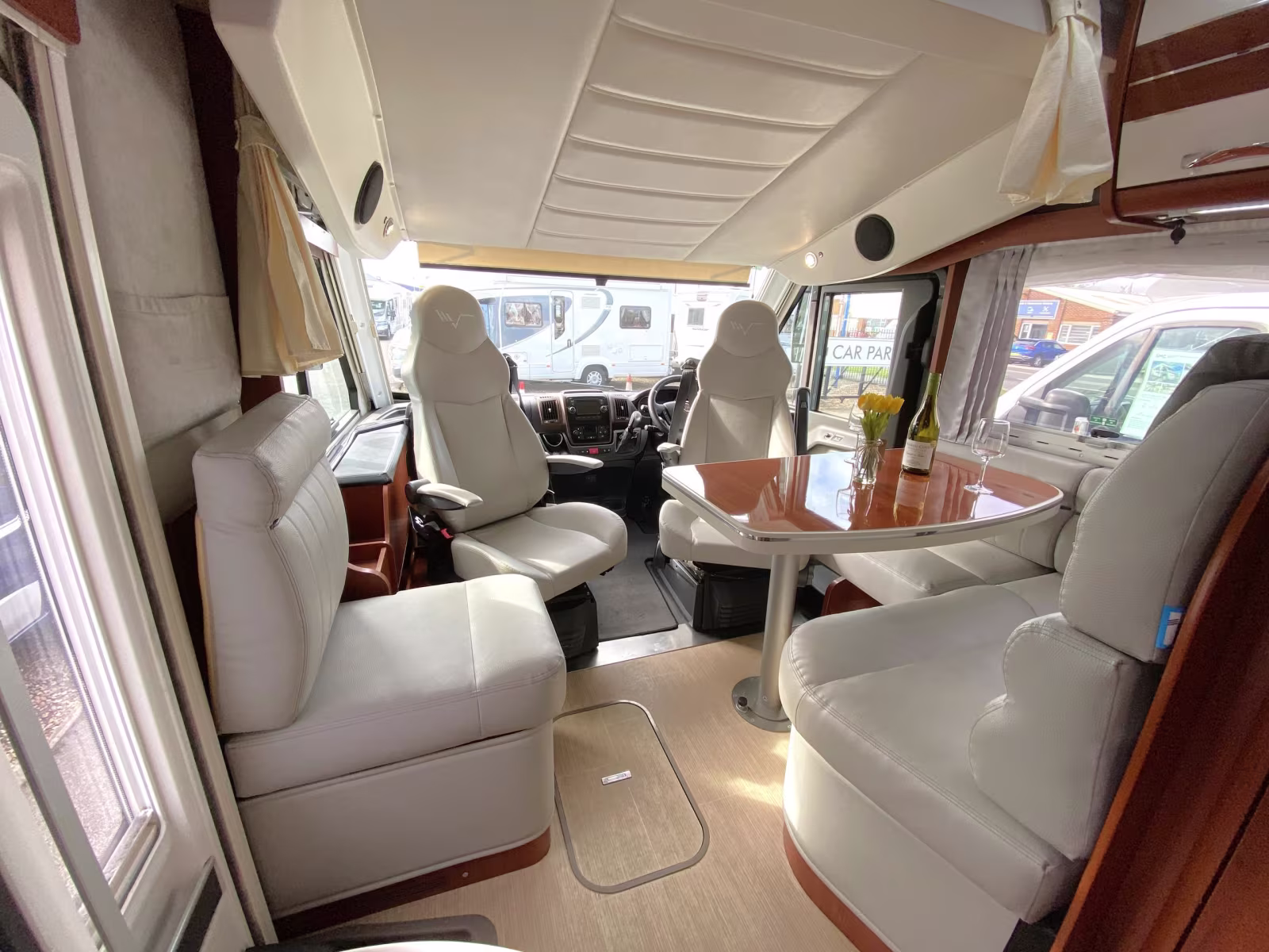 AUTOCARAVANA INTEGRAL MOBILVETTA K-YACHT 80 En Autocaravanas Sierra Nevada llevamos más de 20 años ayudando a nuestros clientes a cumplir el sueño de viajar con libertad. Nacimos en 2004 con una idea clara: ofrecer autocaravanas de segunda mano en estado impecable, seleccionadas con exigencia y revisadas con el máximo detalle. Cada vehículo pasa por una revisión exhaustiva de más de 30 puntos, realizada por técnicos especializados que garantizan su perfecto funcionamiento. Cada vehículo es revisado y reacondicionado a fondo, cuidando cada detalle para que luzca, funcione y se sienta como nuevo, preparado para ofrecer años de fiabilidad y disfrute. Para más información o precio 💵 consulté en nuestra web www.autocaravanassierranevada.com o haga click 👉🖱️ en nuestro enlace ⬇️👇 https://autocaravanassierranevada.com/listings/mobilvetta-k-yacht-80/ ¿Quieres pagar a plazos? Llama y te informamos sin compromiso 📞617 79 57 19 📞687 85 35 11 EQUIPAMIENTO Y EXTRAS 👇 MOTOR: FIAT DUCATO 2.3 MULTIJET 150cv AÑO: 2015 KM: 128.000 Medidas exteriores: 6,80m x 2,95m Plazas: 4 EXTRAS Y EQUIPAMIENTO * Medida maletero con doble acceso: (2,15m x 0,60m x 0,65m) * Camas (Colgante eléctrica en salón parte trasera/Colgante en cabina) *Suspensión Neumática *Doble Salón muy espacioso - Aire acondicionado (de motor) - Airbag (Piloto y Copiloto) - Velocidad Crucero - Espejos eléctricos (solo los de arriba) - Elevalunas eléctricas en conductor - Equipo Multimedia - Cámara de visión trasera Sensor de Aparcamiento - Asientos Giratorios - Oscurecedores REMIS en cabina - Parasoles manuales - Mosquiteras en ventanas, claraboyas y puerta principal - Claraboya xxl en salón - TurboVent en claraboya de WC - Frigo THETFORD (220v, Gas, 12v, Auto) 149L automático - Horno a gas - Extractor de Humos - Ducha con mampara de dentro de aseo - Batería de 95ah. - 3 Placa solar 100w - Calefacción Truma Inet Ready - 2 TV 12 V. - Doble peldaño integrado Toldo THULE de 4m. Portabicis THULE para 2 Ducha exterior - Neumáticos reforzados especial camper www.autocaravanassierranevada.com #autocaravanasgranada #autocaravanaocasion #autocaravanasdeocasion