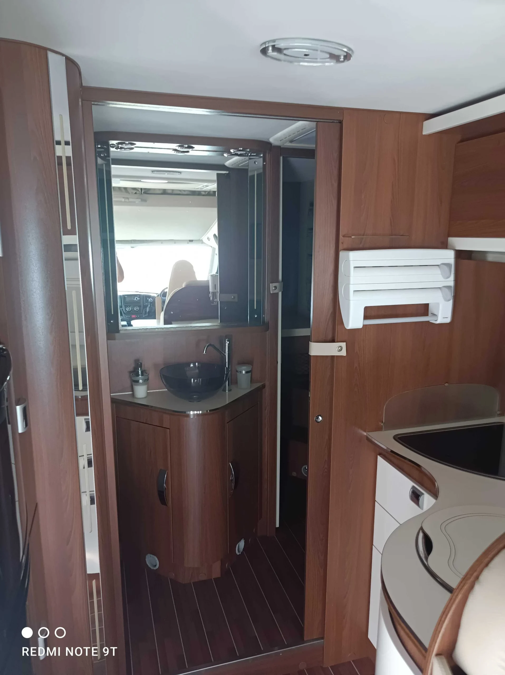 AUTOCARAVANA INTEGRAL MC LOUIS NEVIS 880 En Autocaravanas Sierra Nevada llevamos más de 20 años ayudando a nuestros clientes a cumplir el sueño de viajar con libertad. Nacimos en 2004 con una idea clara: ofrecer autocaravanas de segunda mano en estado impecable, seleccionadas con exigencia y revisadas con el máximo detalle. Cada vehículo pasa por una revisión exhaustiva de más de 30 puntos, realizada por técnicos especializados que garantizan su perfecto funcionamiento. Cada vehículo es revisado y reacondicionado a fondo, cuidando cada detalle para que luzca, funcione y se sienta como nuevo, preparado para ofrecer años de fiabilidad y disfrute. Para más información o precio 💵 consulté en nuestra web www.autocaravanassierranevada.com o haga click 👉🖱️ en nuestro enlace ⬇️👇 https://autocaravanassierranevada.com/listings/mc-louis-nevis-880/ ¿Quieres pagar a plazos? Llama y te informamos sin compromiso 📞617 79 57 19 📞687 85 35 11 EQUIPAMIENTO Y EXTRAS 👇 MOTOR: FIAT DUCATO 2.3 MULTIJET 130cv AÑO: 2016 KM: 58.000 Medidas exteriores: 7,30m x 3,00m Plazas: 4 EXTRAS Y EQUIPAMIENTO - Medida maletero con doble acceso:(2,20m x 1,10m x 1,20m) -Camas (Isla elevable manual/Colgante en cabina) -Aire acondicionado de motor -Airbag(conductor y copiloto) -Velocidad de crucero -Cierre centralizado -Espejos eléctricos (solo los de arriba) -Elevalunas eléctricos (conductor) -Radio (CD-USB-BT-AUX) -Asientos giratorios -Oscurecedores REMIS en cabina completa -Mosquiteras en ventanas, claraboyas y puerta principal -Claraboyas transparentes y claraboyas y XXL en salón -Frigo THEFORD (220V, Gas, 12v, Auto) 149L capacidad -Extractor de humos -Ducha con mampara separada de aseo -Batería de 95ah -2 placa solar de 100w -Calefacción Truma Combi -Escalón doble peldaño integrado -Toldo TRISTOR de 4m -Portabicis para 2 -Neumáticos reforzados especial camper www.autocaravanassierranevada.com #autocaravanasgranada #autocaravanaocasion #autocaravanasdeocasion ventaautocaravana